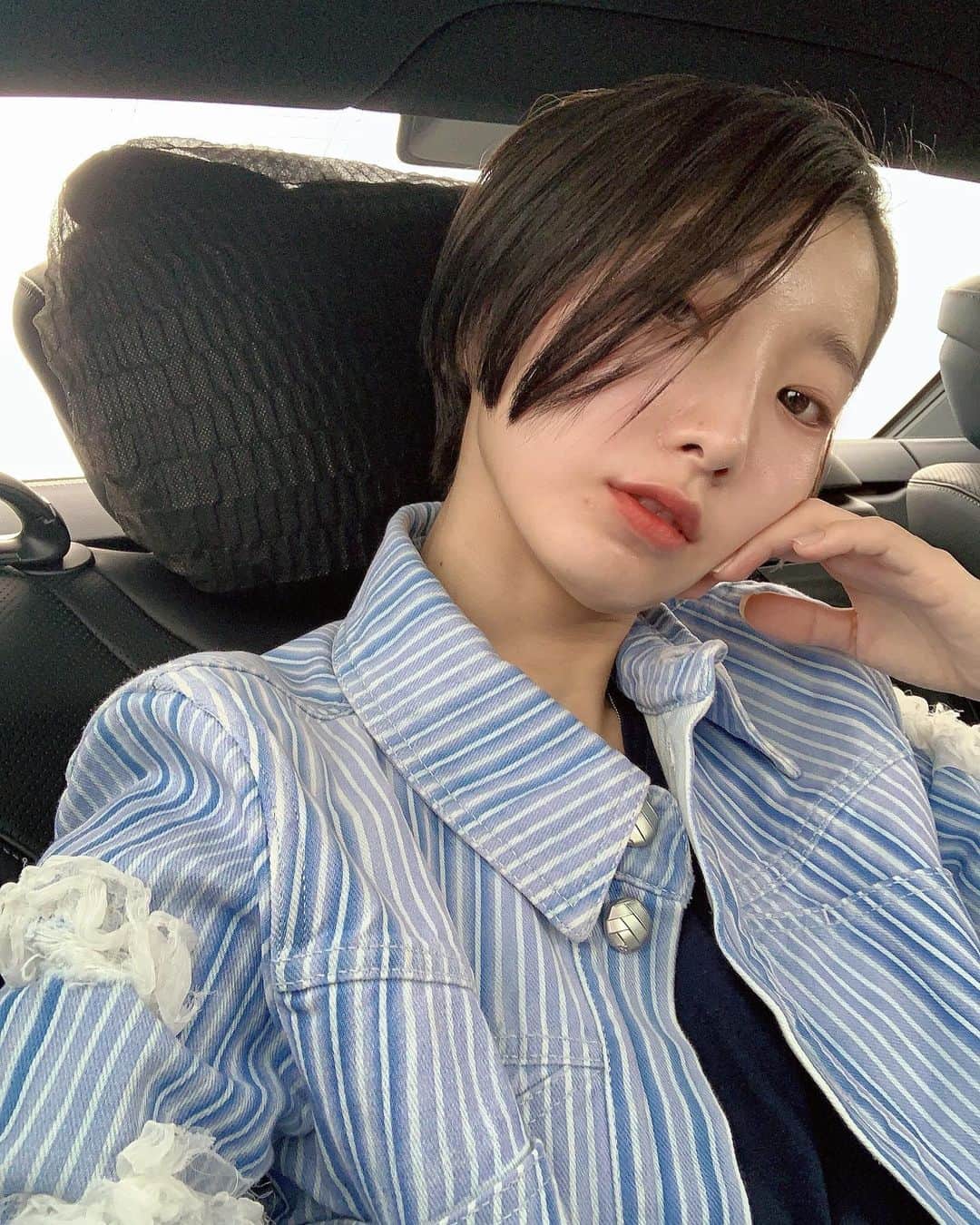 飯島望未のインスタグラム：「Cut my hair for freedom.」