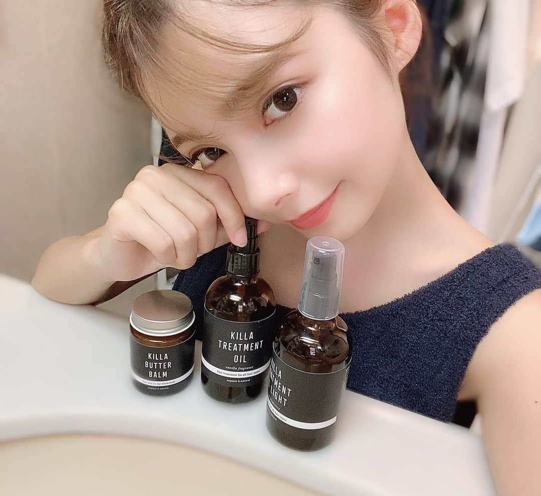 HELENAのインスタグラム：「こんばんは！ 8月くらいから使ってるヘアトリートメントオイルとバターバーム！！！オイルは2種類あってしっとり系とサラッと系です🍊 お風呂上がりタオルドライした髪にしっとり系の方をつけるのにハマってる！小ボトルに入れ替えて外泊とか温泉にも持ってってるアイテム🧖‍♀️ バームもベタつかないしツヤも出てとても良いです！！！ ロフトとかプラザに売ってるよ！ 無くなったらリピートしたい🥺  #キラトリートメントオイル  #キラトリートメントオイルライト #キラバターバーム #KILLAPRODUCT」