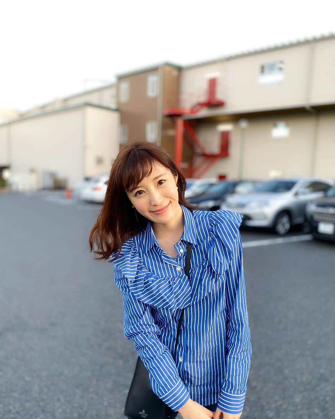 小林真由のインスタグラム：「⋆﻿ ⋆﻿ 今月も秋カラーに染めました♡﻿ 今の気分にぴったりの色味と明るさと艶感　﻿ 全部が大満足なブラウン🌰﻿ @inamochinaoki さんありがとうございます✨﻿ ﻿ ﻿ 今日は仕事でお世話になっていた先輩と﻿ アフタヌーンティー☕️🥞﻿ @billsjapan  子供達に気を取られてたら﻿ あっという間に時間が過ぎてた🙇‍♂️﻿ 数年前にはお互い子供を連れているところなんて﻿ 想像もつかなかったし﻿ こんなに仲良くしてもらえるなんて﻿ 思いもしなかった♡﻿ お仕事面も主婦業も面白さも﻿ 全てを兼ね備えた素敵なお姉さん。 ﻿私も頑張ろ〜🌻 #ファッション #コーデ #ママコーデ #ママライフ #コーディネート #アフタヌーンティー #子連れランチ #ランチ　#ビルズ #パンケーキ #銀座 #coordinate #fashion #iphone11pro #afternoontea #bills #ginza #lunch﻿ ﻿」