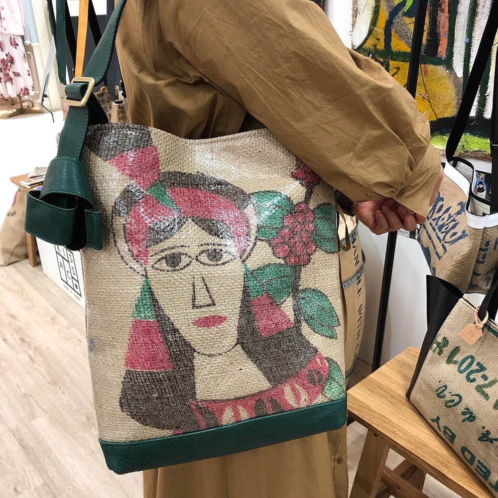 daimarusapporoさんのインスタグラム写真 - (daimarusapporoInstagram)「【〈KISSACO(キッサコ)〉の世界でたったひとつのバッグ👜】 . ただいま3階 ハンドバッグ売場に〈キッサコ〉が出店中です。 . 〈キッサコ〉のバッグはコーヒー農園の麻袋をアップサイクルした世界でただひとつのバッグです。 店頭には、カラフルなバッグが並んでいます😊 . キッサコのバッグは日本製です。麻袋の表面を加工し、職人さんがひとつひとつ手作りしています。 . 麻袋はブラジルやオーストラリア、インドネシア、コスタリカなど色々な国のコーヒー農園それぞれ特徴がデザインされており、 コーヒー好きな方には袋のデザインでどこのものかわかるのだとか✨ . バッグの表面は加工しているので丈夫で、雨や雪の日に持ち歩きしていただけます☔️ . ラインアップはショルダーバッグ、トートバッグ、サイズも大小ございます。 . 10/10(木)には姉妹ブランド〈KHOHi(コイ)〉の販売がスタートいたします(写真8・9枚目)！ 北海道で害獣駆除されたエゾシカの革を美しいオイルレザーに仕上げました。 一点一点ハンドメイドされた軽くて丈夫なバッグです。 . ◎10/9(水)・10(木)はデザイナーの「岡本由梨さん」が来店いたします。 バッグについて色々お話が聞けちゃいます😍 ぜひ、お気に入りを見つけてくださいね！ . #キッサコ #KISSACO #コイ #バッグ #麻袋 #コーヒー農園 #アップサイクル #kissaco_kissacolabo #エシカルファッション #大丸札幌」10月8日 19時00分 - daimarusapporo