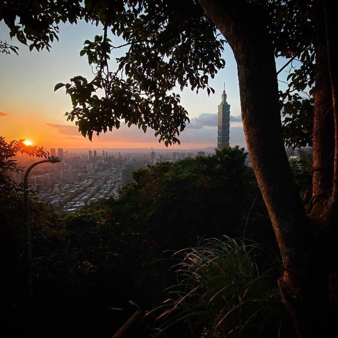 林信行のインスタグラム：「#Taipei #sunset #台北 の #夕陽」