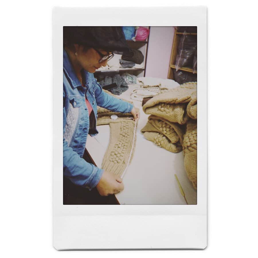 池田泉さんのインスタグラム写真 - (池田泉Instagram)「﻿ ﻿ P U R  ｈａｎｄｋｎｉｔ ！﻿ ＼今週末入荷します／﻿ ﻿ made in Nepal 🇳🇵﻿ 量産にはない手編みのニット。﻿ 技術を身につけて自立をするように、とネパールの女性への社会支援の一環での取り組みに心うたれ、毎年手編みのニットをつくっています。ストーリーのある温かい空気感も一緒に感じていただきたいです。﻿ ﻿ おたのしみに、どうぞ。﻿ ﻿ ﻿」10月8日 19時02分 - xxizumi123xx