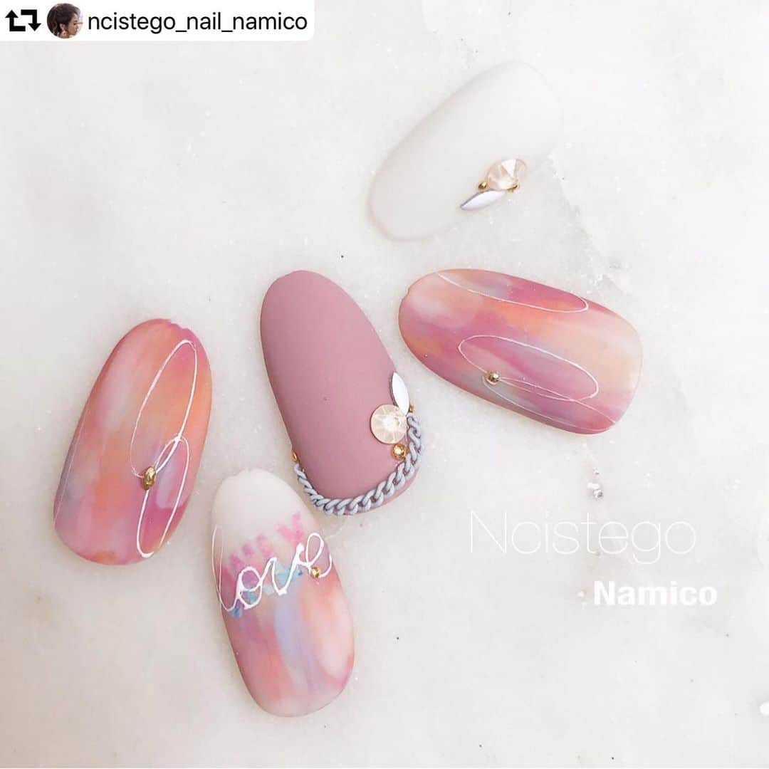 LEAFGEL PREMIUMさんのインスタグラム写真 - (LEAFGEL PREMIUMInstagram)「Ncist Ego Namico先生のNewデザイン✨Namico先生とのコラボカラー『Ncist Egoシリーズ』と、『ノンワイプマットトップジェル』を使った秋冬デザインです💖 . #ノンワイプマットトップジェル は、表面が滑らかで汚れもつきにくく、しっかりマットになります‼️ . 拭き取り不要なので、サロンワークやデザインチップ作成の際にも時短に✨ . #repost @ncistego_nail_namico ・・・ NewArt‼︎ . A/Wも 明るめカラーを優しくデザインに。 . こちらのカラーは NcistEgoカラー3色使ってます . 新商品のノンワイプマットトップが でてからアートの時短と幅が広くなった！ ノンワイプマットオススメ😊 . #NcistEgo#nailart #nail#nailist #naildesign #nailstaglam #jelnail#fashion#Design#エヌシストエゴ#ネイル#ネイルアート#ネイルデザイン#ファッション#デザイン#美甲#네일#네일아트 #リーフジェル#リーフジェルプレミアム #leafgelpremium#四国#高知#高知ネイル#高知ネイルサロン#NcistEgoアート#namicodesignbook  横にスワイプで使用カラーのせてます。 . . #マットネイル」10月8日 19時03分 - leafgel_premium