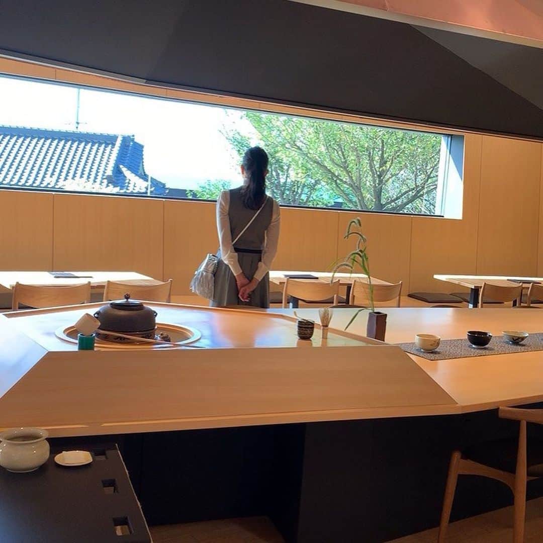 フジテレビ「空旅をあなたへ」さんのインスタグラム写真 - (フジテレビ「空旅をあなたへ」Instagram)「今月から放送日が毎週木曜にお引越ししました！  今週木曜２２：５４分〜の「空旅をあなたへ」は、 女優・板谷由夏さんの鹿児島の空旅です✈️✨ 歴史と自然が寄り添う町、鹿児島。 薩摩藩の城下町として栄えてきました。  江戸時代、薩摩の大名・島津家によって 築かれた名勝・仙厳園…😊✨ お殿様が暮らした御殿や、美しい大名庭園が、旅人の心をほぐします。  のんびり散策したら、ちょっと一服。 「仙巌園茶寮」へ🥺  目の前で丁寧に点てられる 希少な霧島産の抹茶と、 島津家ゆかりの和菓子。 心潤う贅沢な時間・・ 板谷さんも思わず笑みがこぼれます。  ぜひお楽しみに！  #フジテレビ  #空旅  #空旅をあなたへ  #板谷由夏  #鹿児島  #仙巌園  #仙巌園茶寮  #霧島抹茶  #島津家別邸  #soratabi」10月8日 19時14分 - soratabi_fuji