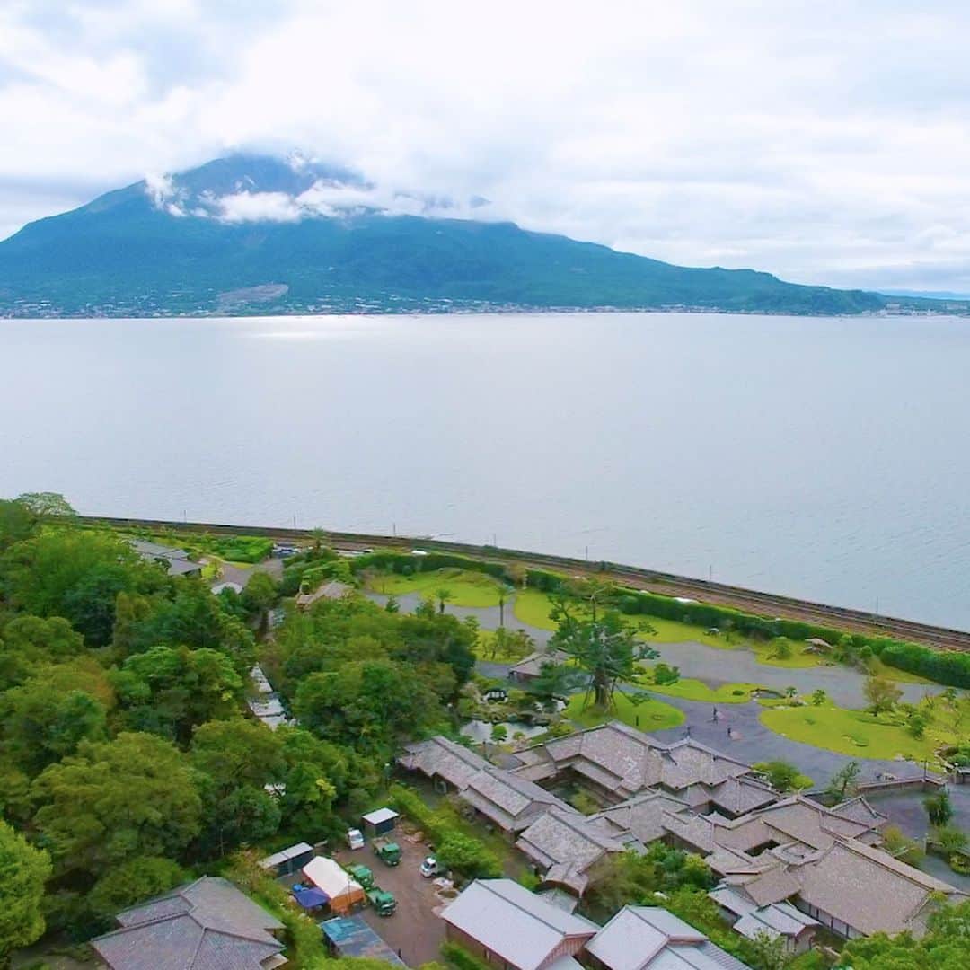 フジテレビ「空旅をあなたへ」さんのインスタグラム写真 - (フジテレビ「空旅をあなたへ」Instagram)「今月から放送日が毎週木曜にお引越ししました！  今週木曜２２：５４分〜の「空旅をあなたへ」は、 女優・板谷由夏さんの鹿児島の空旅です✈️✨ 歴史と自然が寄り添う町、鹿児島。 薩摩藩の城下町として栄えてきました。  江戸時代、薩摩の大名・島津家によって 築かれた名勝・仙厳園…😊✨ お殿様が暮らした御殿や、美しい大名庭園が、旅人の心をほぐします。  のんびり散策したら、ちょっと一服。 「仙巌園茶寮」へ🥺  目の前で丁寧に点てられる 希少な霧島産の抹茶と、 島津家ゆかりの和菓子。 心潤う贅沢な時間・・ 板谷さんも思わず笑みがこぼれます。  ぜひお楽しみに！  #フジテレビ  #空旅  #空旅をあなたへ  #板谷由夏  #鹿児島  #仙巌園  #仙巌園茶寮  #霧島抹茶  #島津家別邸  #soratabi」10月8日 19時14分 - soratabi_fuji