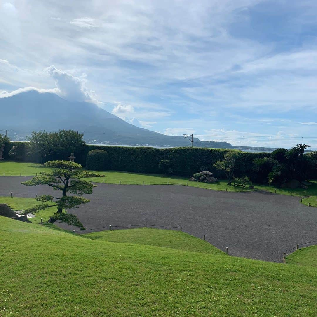 フジテレビ「空旅をあなたへ」さんのインスタグラム写真 - (フジテレビ「空旅をあなたへ」Instagram)「今月から放送日が毎週木曜にお引越ししました！  今週木曜２２：５４分〜の「空旅をあなたへ」は、 女優・板谷由夏さんの鹿児島の空旅です✈️✨ 歴史と自然が寄り添う町、鹿児島。 薩摩藩の城下町として栄えてきました。  江戸時代、薩摩の大名・島津家によって 築かれた名勝・仙厳園…😊✨ お殿様が暮らした御殿や、美しい大名庭園が、旅人の心をほぐします。  のんびり散策したら、ちょっと一服。 「仙巌園茶寮」へ🥺  目の前で丁寧に点てられる 希少な霧島産の抹茶と、 島津家ゆかりの和菓子。 心潤う贅沢な時間・・ 板谷さんも思わず笑みがこぼれます。  ぜひお楽しみに！  #フジテレビ  #空旅  #空旅をあなたへ  #板谷由夏  #鹿児島  #仙巌園  #仙巌園茶寮  #霧島抹茶  #島津家別邸  #soratabi」10月8日 19時14分 - soratabi_fuji