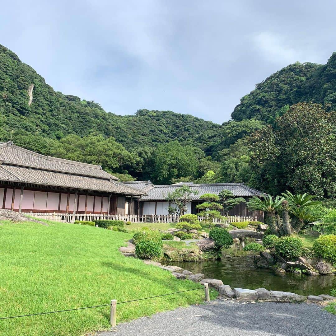 フジテレビ「空旅をあなたへ」さんのインスタグラム写真 - (フジテレビ「空旅をあなたへ」Instagram)「今月から放送日が毎週木曜にお引越ししました！  今週木曜２２：５４分〜の「空旅をあなたへ」は、 女優・板谷由夏さんの鹿児島の空旅です✈️✨ 歴史と自然が寄り添う町、鹿児島。 薩摩藩の城下町として栄えてきました。  江戸時代、薩摩の大名・島津家によって 築かれた名勝・仙厳園…😊✨ お殿様が暮らした御殿や、美しい大名庭園が、旅人の心をほぐします。  のんびり散策したら、ちょっと一服。 「仙巌園茶寮」へ🥺  目の前で丁寧に点てられる 希少な霧島産の抹茶と、 島津家ゆかりの和菓子。 心潤う贅沢な時間・・ 板谷さんも思わず笑みがこぼれます。  ぜひお楽しみに！  #フジテレビ  #空旅  #空旅をあなたへ  #板谷由夏  #鹿児島  #仙巌園  #仙巌園茶寮  #霧島抹茶  #島津家別邸  #soratabi」10月8日 19時14分 - soratabi_fuji
