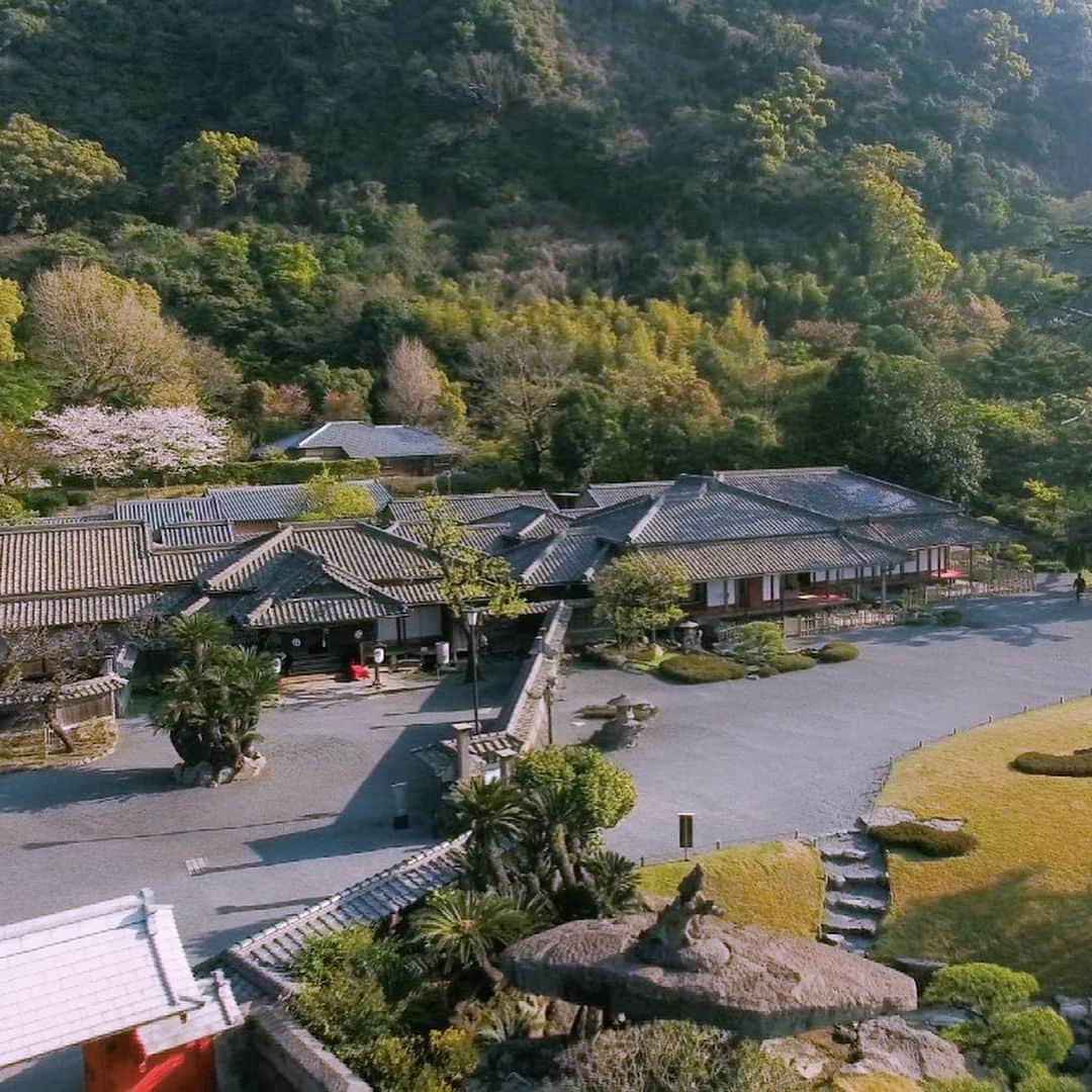 フジテレビ「空旅をあなたへ」さんのインスタグラム写真 - (フジテレビ「空旅をあなたへ」Instagram)「今月から放送日が毎週木曜にお引越ししました！  今週木曜２２：５４分〜の「空旅をあなたへ」は、 女優・板谷由夏さんの鹿児島の空旅です✈️✨ 歴史と自然が寄り添う町、鹿児島。 薩摩藩の城下町として栄えてきました。  江戸時代、薩摩の大名・島津家によって 築かれた名勝・仙厳園…😊✨ お殿様が暮らした御殿や、美しい大名庭園が、旅人の心をほぐします。  のんびり散策したら、ちょっと一服。 「仙巌園茶寮」へ🥺  目の前で丁寧に点てられる 希少な霧島産の抹茶と、 島津家ゆかりの和菓子。 心潤う贅沢な時間・・ 板谷さんも思わず笑みがこぼれます。  ぜひお楽しみに！  #フジテレビ  #空旅  #空旅をあなたへ  #板谷由夏  #鹿児島  #仙巌園  #仙巌園茶寮  #霧島抹茶  #島津家別邸  #soratabi」10月8日 19時14分 - soratabi_fuji
