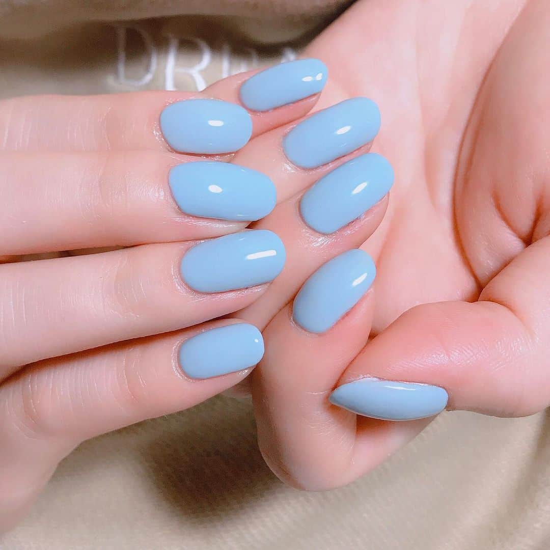 のインスタグラム：「くすみブルー💫 #nail #nails #nailart #ネイル #美甲 #ネイルアート  #clou #nagel #ongle #ongles #unghia #japanesenailart #manucure #네일 #젤네일 #네일아트 #네일리스트 #japanesenails #manicurist #gelnails #أظافر #くすみネイル #ワンカラーネイル #きゃりー ちゃん」