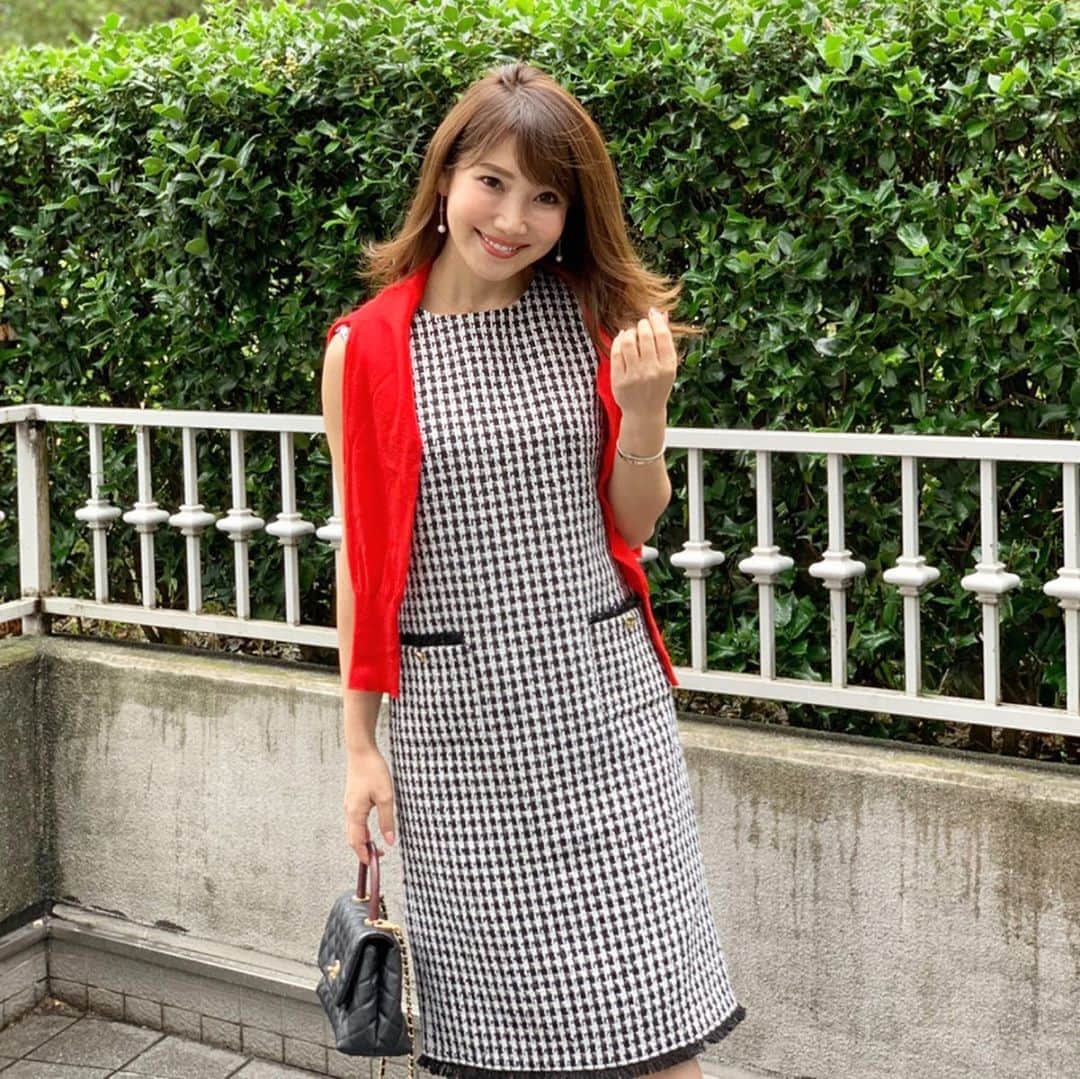 のインスタグラム：「・ ・ お世辞抜き！ ズバリ意見する娘に褒められると嬉しい😆 ・ このワンピース大好評でした♡ ・ 一枚でももちろん タートルネックをINして着ても可愛いです˚⁎⁺˳✧༚ ・ ・ @lialapg ・ ・ #onepiece #tweed #tweedonepiece #checkdresses #checkonepiece #coordinate #outfit #ootd #look #style #fashion #wardrobe #instagood #instafashion #instadresses #チェックワンピース #ツイードワンピース #ママコーディネート #ママコーデ #ママファッション #ファッション #コーディネート #秋ワンピ」