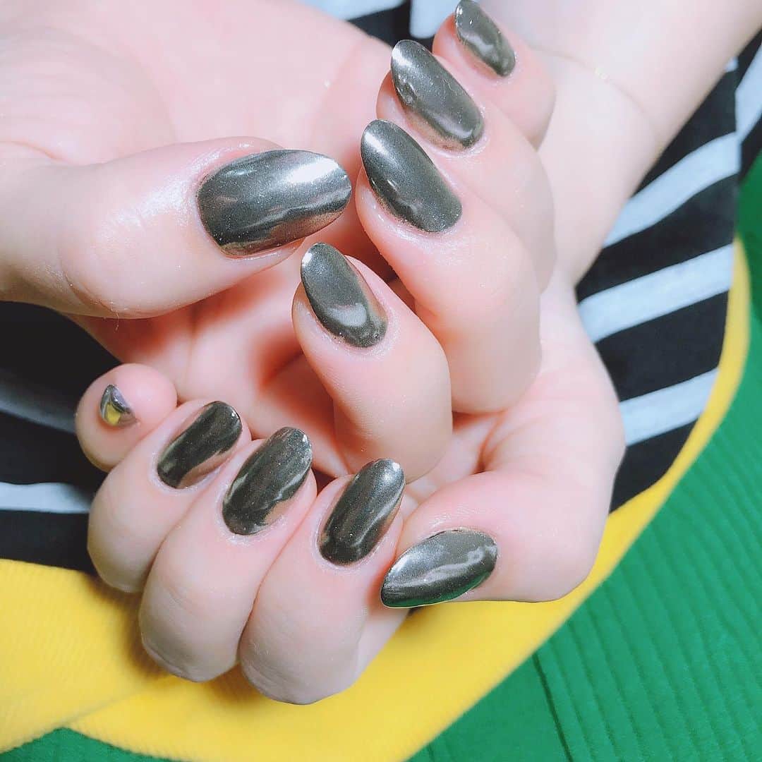 なかやまちえこのインスタグラム：「ブラックミラー✨ #nail #nails #nailart #ネイル #美甲 #ネイルアート  #clou #nagel #ongle #ongles #unghia #japanesenailart #manucure #네일 #젤네일 #네일아트 #네일리스트 #japanesenails #manicurist #gelnails #أظافر  #ミラーネイル #mirrornails #MagicPowder #和楽器バンド #鈴華ゆう子 さん⠀ PREGEL 漆黒 MagicPowder シルバー」