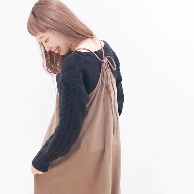 のインスタグラム：「一つ前で紹介した秋の🍁新作キャミワンピを身長155cmのスタッフに着用してもらいました😆✨﻿ ﻿ 肩の紐を後ろでリボン🎀のように結んで、丈の長さが調節できる便利なデザインです！﻿ バックスタイルも可愛いですよ😍﻿ 旬のレギンスとも合わせやすいですよ〜🙌﻿ ﻿ 【後ろリボンキャミワンピ】¥7,900+税﻿ ﻿ 取扱店舗/池袋、立川、横浜、柏、名古屋、札幌、ZOZOTOWN﻿ ﻿ #allordinaries #オールオーディナリーズ #池袋パルコ #札幌ステラプレイス #マークイズみなとみらい #ルミネ立川 #柏高島屋ステーションモール #zozotown #allordinaries_tachikawa #カジュアル #ワンピース #キャミワンピ #ワンピ  #レギンスコーデ #レギンス #バックリボン」
