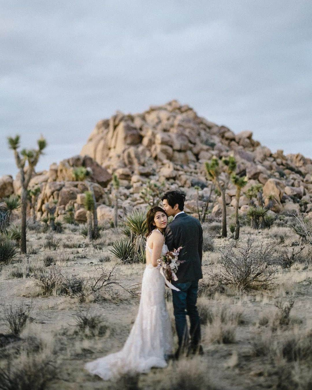 ARCH DAYS Weddingsさんのインスタグラム写真 - (ARCH DAYS WeddingsInstagram)「ハワイ・バリ島・カリフォルニア・グアム・イギリスなど、ロケーションが素晴らしい海外でのウェディングはとても魅力的。﻿ ﻿ ﻿ 海外ウェディングはロケーションが良いというだけでなく、ハネムーンなどの旅行を兼ねた思い出づくりにもピッタリなんです✨世界のいろいろな場所で理想のウェディングを叶えたいと、海外ウェディングに憧れを持つ花嫁さんも多いのでは？﻿ ﻿ ﻿ 今回は、ARCH DAYS花嫁さんが行った海外ウェディングを大特集！実際の海外ウェディングの様子とともに、各国の魅力もご紹介♡﻿ ﻿ ﻿ ▽このCOLUMNを見るにはストーリーズを☑️﻿ 海外ウェディング特集！ハワイ・バリ・LAなどそれぞれの魅力を徹底追及﻿ ﻿ ﻿ ▽ARCH DAYSトップページはこちらから☑﻿ @archdays_weddings﻿ プロフィールのリンクから👰🏻﻿ ﻿ ﻿ ▽バースデー・ベビーシャワーなどの情報を見るなら💁🎉﻿ @archdays﻿ ﻿ ﻿ ----------------------﻿ #archdays #archdays_wedding #アーチデイズ #アーチデイズウェディング #海外ウェディング #海外ウェディングフォト #海外挙式 #海外挙式準備 #海外挙式レポ #海外挙式アイデア #海外挙式ヨーロッパ #海外結婚式 #海外ブライダル #海外前撮り #LAウェディング #LA挙式 #ロサンゼルスウェディング #ロサンゼルスウェディングフォト #ハワイ挙式 #ハワイ婚 #ハワイウェディング #ハワイウエディング #プルメリアガーデン #プルメリアガーデンチャペル  #ロンドンウェディング #イギリスウェディング #バリ挙式 #バリウェディング #バリ島ウェディング #バリ婚 ﻿ --------------------﻿ https://archdays.com/column/2019/10/07/48332﻿ --------------------」10月8日 19時32分 - archdays_weddings