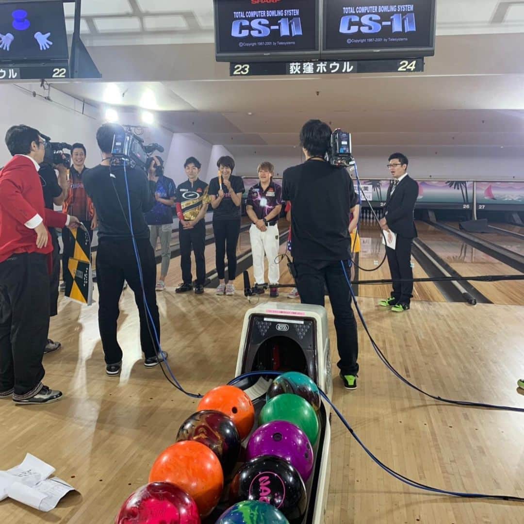 高橋みゆきのインスタグラム：「ロケ終わりました🎳w 詳細はまた🤗明日確実に筋肉痛！既に痛いのよ💨 #荻窪 #ボーリング #ロケ #心ノ祐は少し泣いたけどお利口👶💕」