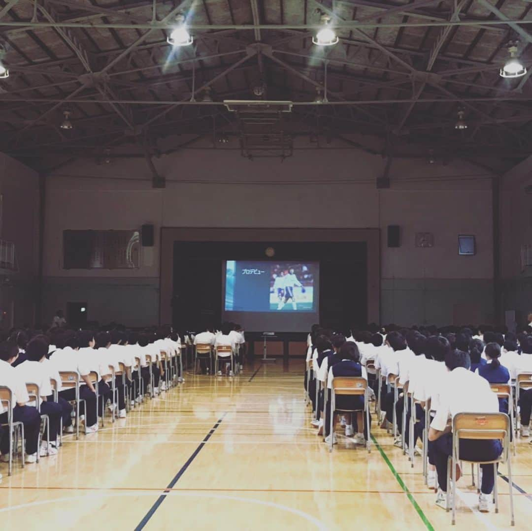 石川直宏さんのインスタグラム写真 - (石川直宏Instagram)「今日は板橋区立板橋第一中学校にて講演！ これからの人生の何かきっかけになって欲しいと思い、言葉で伝えさせてもらっているけど、毎回自分にとっての学びの場にもなっています。 生徒のみんなからもたくさん質問がありましたが、最後は先生からも👨‍🏫✨ 質問してくれた先生は、小学校の時に何度も拳人と対戦したこともあってライバルだったそうです。今はお互いに夢や希望を伝える立場に。こういった出会いや話が出来るのも、講演での楽しみのひとつです✨ 板橋第一中学校の皆さん、関係者の皆さん、ありがとうございました🤝 . #講演 #菅公学生服  #KANKO #カンコー #出会い #ライバル #リバウンドメンタリティ #ピンチはチャンス  #石川直宏」10月8日 19時26分 - sgss.18