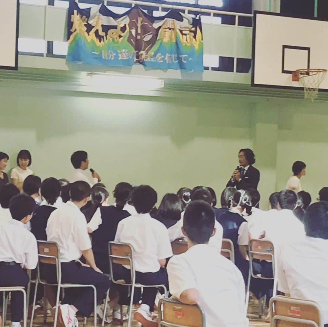 石川直宏さんのインスタグラム写真 - (石川直宏Instagram)「今日は板橋区立板橋第一中学校にて講演！ これからの人生の何かきっかけになって欲しいと思い、言葉で伝えさせてもらっているけど、毎回自分にとっての学びの場にもなっています。 生徒のみんなからもたくさん質問がありましたが、最後は先生からも👨‍🏫✨ 質問してくれた先生は、小学校の時に何度も拳人と対戦したこともあってライバルだったそうです。今はお互いに夢や希望を伝える立場に。こういった出会いや話が出来るのも、講演での楽しみのひとつです✨ 板橋第一中学校の皆さん、関係者の皆さん、ありがとうございました🤝 . #講演 #菅公学生服  #KANKO #カンコー #出会い #ライバル #リバウンドメンタリティ #ピンチはチャンス  #石川直宏」10月8日 19時26分 - sgss.18