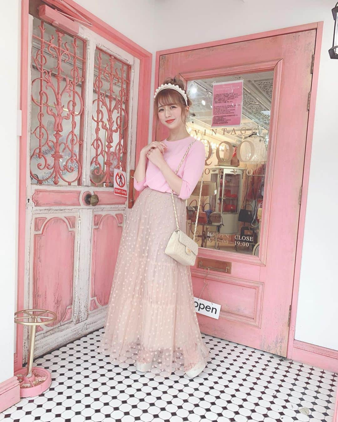 エリンコさんのインスタグラム写真 - (エリンコInstagram)「💞💝💗💕💓 . お気に入りのお店 💒✨ . 最近ロング丈を多く着るようになったし コーデの幅も広がったなぁー💓 . チュールのスカートは星の刺繍が入ってて とっても可愛いくて存在感ある😍🌟 @lissi__boutique . 大人気のパールのカチューシャは発売の日に すぐ予約させてもらっちゃった💓 @vintageqoo のお気に入りアイテム🎀 .」10月8日 19時30分 - erinko0315