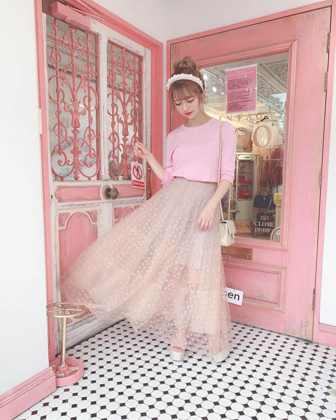 のインスタグラム：「💞💝💗💕💓 . お気に入りのお店 💒✨ . 最近ロング丈を多く着るようになったし コーデの幅も広がったなぁー💓 . チュールのスカートは星の刺繍が入ってて とっても可愛いくて存在感ある😍🌟 @lissi__boutique . 大人気のパールのカチューシャは発売の日に すぐ予約させてもらっちゃった💓 @vintageqoo のお気に入りアイテム🎀 .」