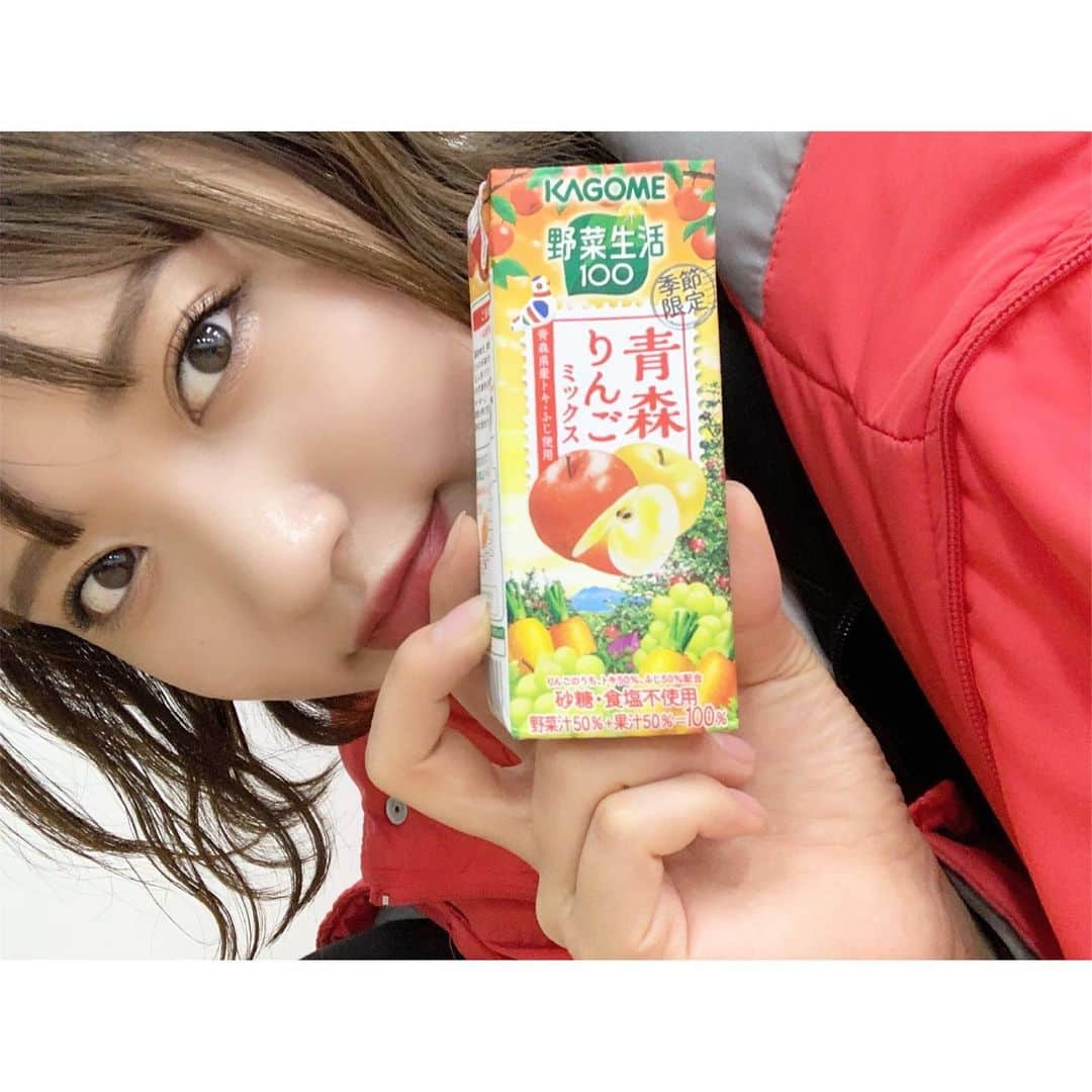 王林さんのインスタグラム写真 - (王林Instagram)「❤︎ 今日10月8日(火)から発売です🍎🍏 . . 2年連続でふるさと果実アンバサダーをさせて頂きます！！ 青森のアイドルとして、農業活性化アイドルとして、この機会を本当にありがたく思います💗 . . 野菜が苦手な人でもこの野菜ジュースなら絶対に飲めます🤩 美味しく、毎日を健康に過ごそう☀️ 売り切れ次第終了だよー！！ . . #kagome #カゴメ #野菜生活 #青森りんごミックス #とき　#ふじ　#青森りんご #季節限定 #りんご娘 #ringomusume」10月8日 19時35分 - ourin_ringoooo