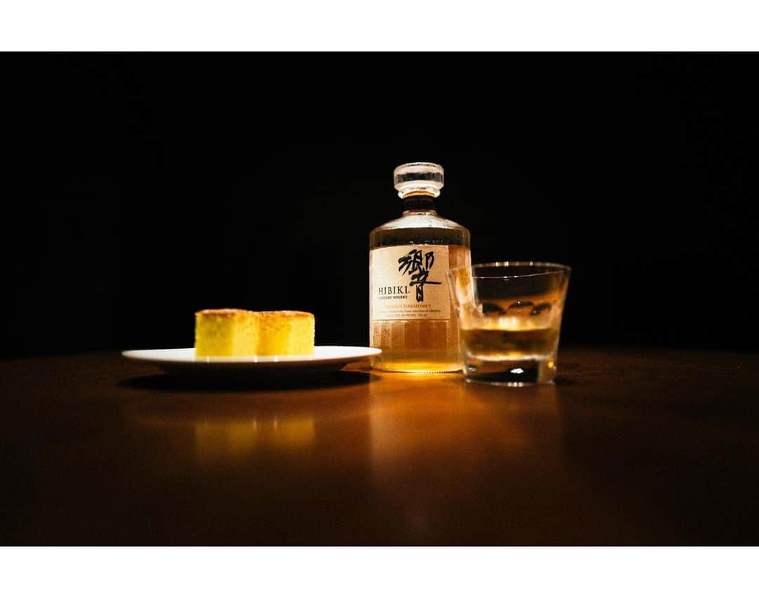 赤西仁さんのインスタグラム写真 - (赤西仁Instagram)「Castella x Whiskey  #HIBIKI #福砂屋 #Royalty #Mariage #マリアージュ #日本はお酒は二十歳から」10月8日 19時38分 - jinstagram_official