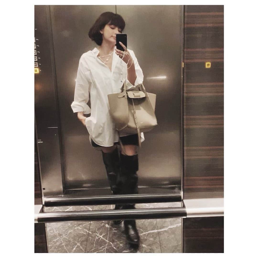 JUNNAのインスタグラム：「沢山の再販リクエストをいただいた #エトレニーハイブーツ 追加生産を行う事が決まりました🙌  リクエストありがとございました。  HPにて本日19時より追加のご予約を承ります。  ご予約数には限りがございますが リクエストを頂いた皆さまのお手元に届くと嬉しいです。 #junna👠  #etretokyo #2019etreAW #エトレニット」