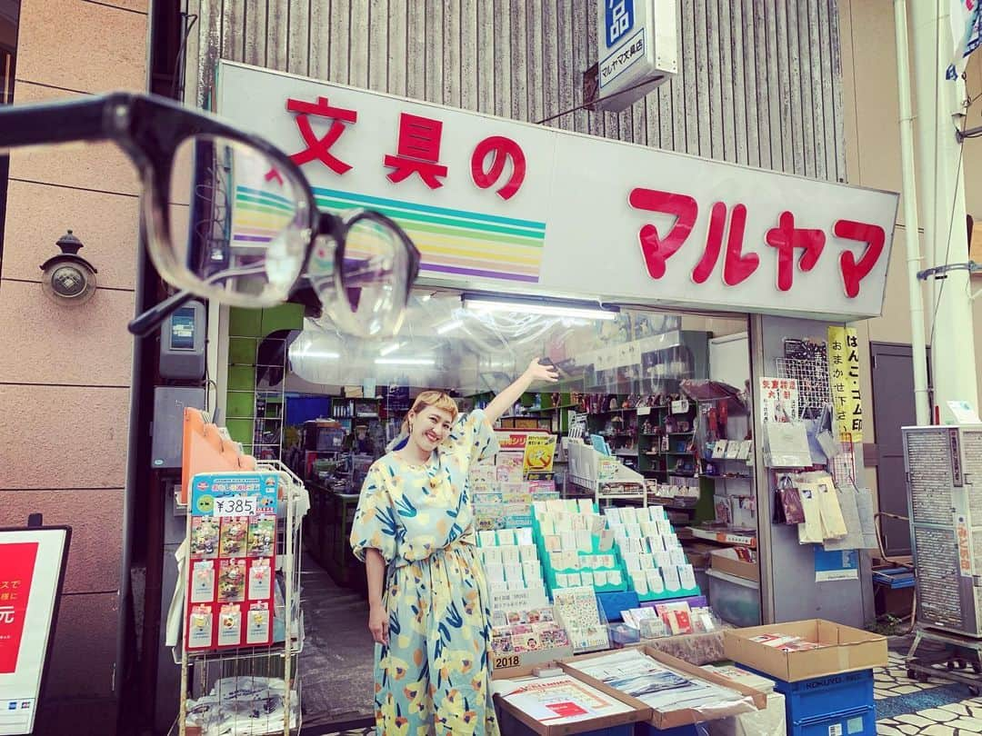 丸山桂里奈さんのインスタグラム写真 - (丸山桂里奈Instagram)「静岡の清水銀座の、文具のマルヤマ🙄 身内を思わせる名前使いは、親近感を沸かせていただきました👋👋👋 そして、今日は朝からずんの飯尾さんとロケでしたよ〜 色々な場所を回りながら、あんなことやこんなことをし清水の街を練り歩きました🙋‍♀️そして、飯尾さんとのロケは台湾以来でしたが本当にすこぶるな塊で、人間の中でもほぼ人間味をぜんぶ頭に受けてる感じの人間味なので、ほんとうに人間でよかったなーと、飯尾さんを見ると思います👀 そんな飯尾さんと収録した、「アカデミーナイト」が今夜放送です😊🌈真夜中の２５時２８分〜です。本日というか、日をまたぎますが、とにかく今日のようなものです♫ぜひ、TBSをご覧ください🙆‍♀️👍🌈 #静岡 #清水 #青春の場所 #ずん #飯尾さんとのロケ #最高以外になにものでもない #もはや楽しすぎて時間足りない #メガネが生きている #スタッフのみなさまありがとうございました #とにかく幸せなロケでした #静岡のみなさまお邪魔致しました #またお邪魔します #温かい気持ちが肝に #文具のマルヤマ #全く気づかず #風の強さで知る #いい意味で #インスタバエ」10月8日 19時44分 - karinamaruyama