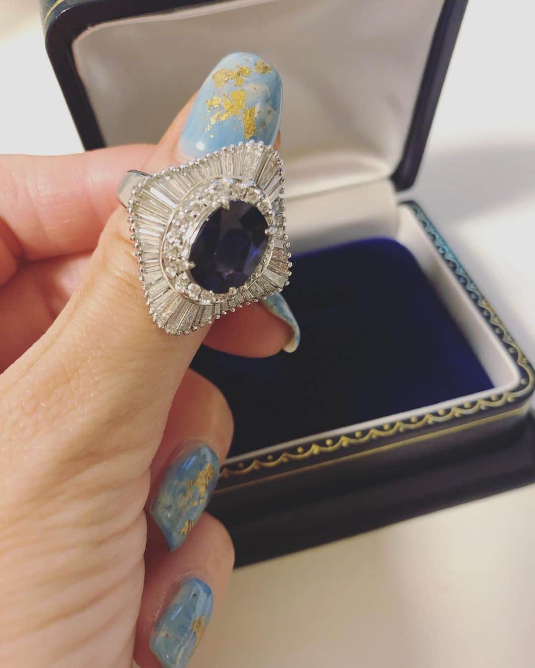 川戸沙羅さんのインスタグラム写真 - (川戸沙羅Instagram)「🧓🏻沙羅に渡したい物があるから家に来てと言われて 👸🏼の証💍だよって渡してくれました✨  おばあちゃんが結婚式で付けた指輪  おじいちゃんがおばあちゃんにプレゼントした指輪  私の誕生石のサファイア💙  大切に大切にします👼  #指輪」10月8日 19時45分 - sara_shirasawa