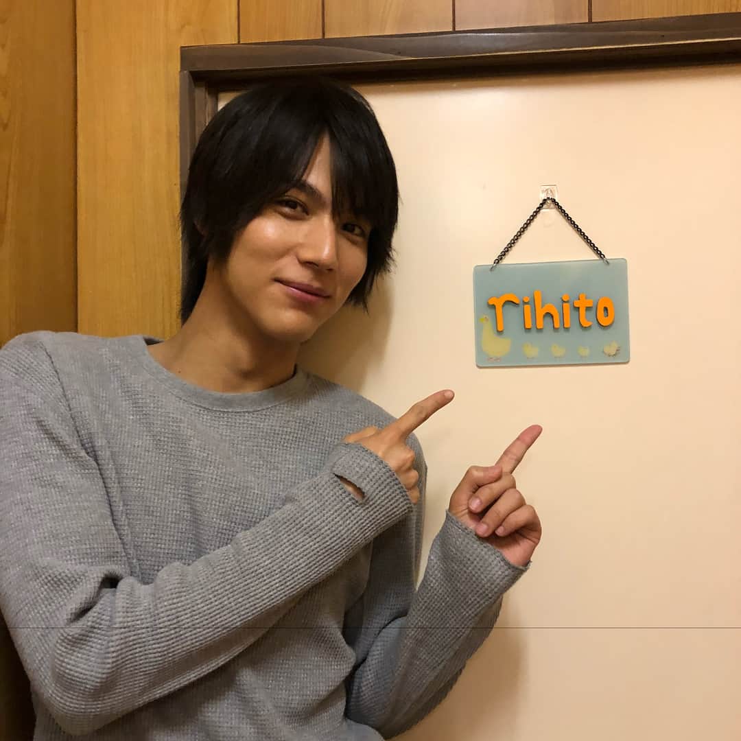 【公式】G線上のあなたと私のインスタグラム：「ついに‼️ 初回放送1週間前になりましたよ‼️🎻 ・  ということで、 ドキドキソワソワしているであろう皆さんを、 更にドキドキさせちゃおうと思います😏✨ ・  なんと #理人くんが、 自宅のお部屋に招いてくれることに！👏💕 ・  期待に胸を弾ませ扉を開けるとそこには…！！🚪✨👀 …あれ？？ ・  #部屋の中には #打ち合わせ中の #金子監督とスタッフ  #この写真、 #中川大志 さんが発案してくれました〜  #ドキドキしたでしょ？  #というわけで理人くんのお部屋は #10月15日よる10時スタート の #G線上のあなたと私 で #チェックして下さーい！ #tbs」