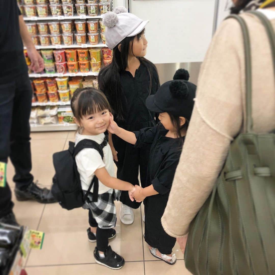 玉村 麻衣子さんのインスタグラム写真 - (玉村 麻衣子Instagram)「【coordinate】 そろそろ着納めのレーストップス。 ノーカラーのジャケットを羽織って温度調節しました^ ^ . 先週末は、ビューティーワールドでの講演のため関西へ。 初日は弟家族が住む京都へ。 大好きな姪っ子たちと再会して、終日テンションMAXの逸材でした☺︎ 女子3人で『パプリカ』を大合唱していました😅 . . jacket: #GU tops: #FRAY I.D bottoms: #bonnsylph bag: #GU （height: 162cm） . #たまむらコーデ #プチプラ#プチプラコーデ#コーディネート #fashion#coordinate#outfit#ootd#JAPAN」10月8日 19時54分 - maiko_tamamura