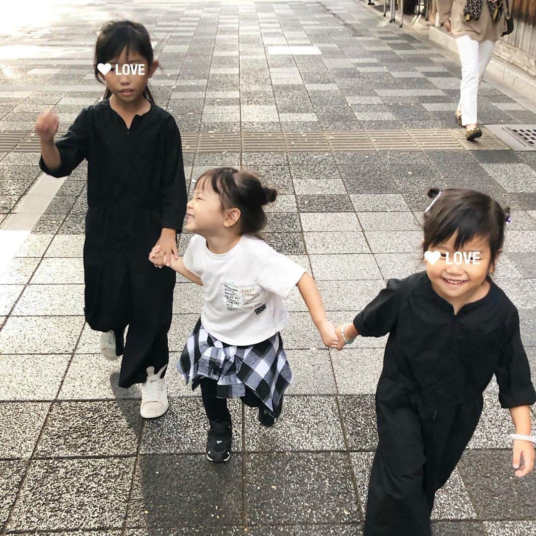 玉村 麻衣子さんのインスタグラム写真 - (玉村 麻衣子Instagram)「【coordinate】 そろそろ着納めのレーストップス。 ノーカラーのジャケットを羽織って温度調節しました^ ^ . 先週末は、ビューティーワールドでの講演のため関西へ。 初日は弟家族が住む京都へ。 大好きな姪っ子たちと再会して、終日テンションMAXの逸材でした☺︎ 女子3人で『パプリカ』を大合唱していました😅 . . jacket: #GU tops: #FRAY I.D bottoms: #bonnsylph bag: #GU （height: 162cm） . #たまむらコーデ #プチプラ#プチプラコーデ#コーディネート #fashion#coordinate#outfit#ootd#JAPAN」10月8日 19時54分 - maiko_tamamura