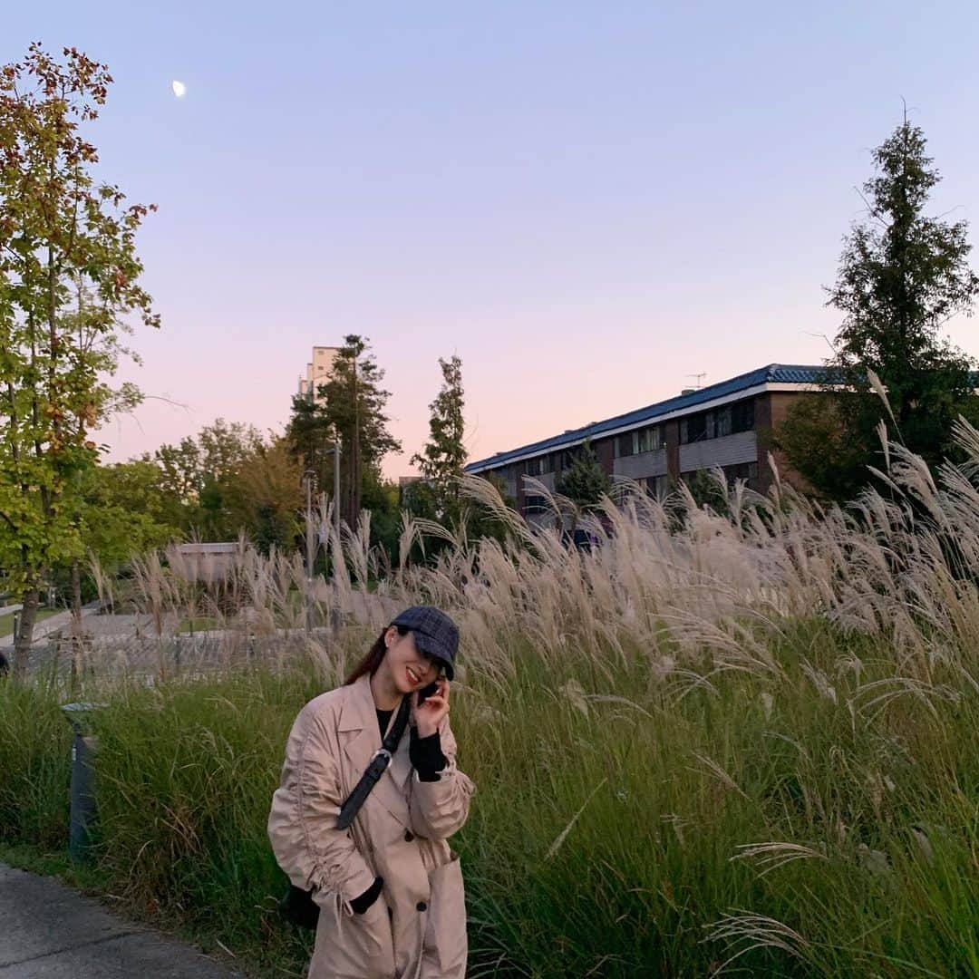 ギョンリ のインスタグラム：「가을아 조금만 더 머물러줘,, 트렌치 입어야 된단 말이다아😭  @onceaweek_official 15%할인코드 [ICEGANG1515] 대문자!」