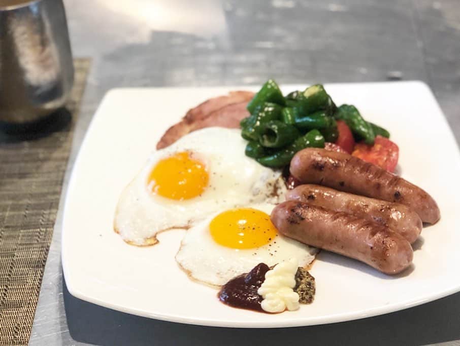 神崎恵さんのインスタグラム写真 - (神崎恵Instagram)「朝ごはんとか夜ご飯とか。  朝は冷蔵庫にあるもので作るのがなんとなくのお決まり。目の前のお題にあれこれ頭をはたらかせる感じで、なかなか楽しい時間。 クスクスは、オリーブオイルであえてから熱湯を加え混ぜてラップをして蒸して戻す。 お料理って、美味しさのために、いろいろな工夫があったり、したり、奥深い。 メイクやお料理、人に勉強。苦手なものや面倒なものも興味をもつと面白くなる。 4枚目のアイスクリーム🍨 ハーゲンダッツにキャラメルをかけて。幸せの味〜😍 BIOのキャラメルは @asobukoyuko ちゃんからの🎁 #FLORIAN はグラースで購入。 アイスクリーム専用のスプーンは、以前SUQQUさんにいただいたもの🥄めちゃくちゃ冷たくなるスプーン。アイスクリームがとけないの！ 今夜はまだお仕事があるけれど、みんなの食事が終わるとほっとする。 ごちそうさまでした！ あともう少し、がんばるよ♡ #おうちごはん」10月8日 20時06分 - megumi_kanzaki