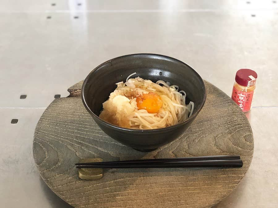 神崎恵さんのインスタグラム写真 - (神崎恵Instagram)「朝ごはんとか夜ご飯とか。  朝は冷蔵庫にあるもので作るのがなんとなくのお決まり。目の前のお題にあれこれ頭をはたらかせる感じで、なかなか楽しい時間。 クスクスは、オリーブオイルであえてから熱湯を加え混ぜてラップをして蒸して戻す。 お料理って、美味しさのために、いろいろな工夫があったり、したり、奥深い。 メイクやお料理、人に勉強。苦手なものや面倒なものも興味をもつと面白くなる。 4枚目のアイスクリーム🍨 ハーゲンダッツにキャラメルをかけて。幸せの味〜😍 BIOのキャラメルは @asobukoyuko ちゃんからの🎁 #FLORIAN はグラースで購入。 アイスクリーム専用のスプーンは、以前SUQQUさんにいただいたもの🥄めちゃくちゃ冷たくなるスプーン。アイスクリームがとけないの！ 今夜はまだお仕事があるけれど、みんなの食事が終わるとほっとする。 ごちそうさまでした！ あともう少し、がんばるよ♡ #おうちごはん」10月8日 20時06分 - megumi_kanzaki