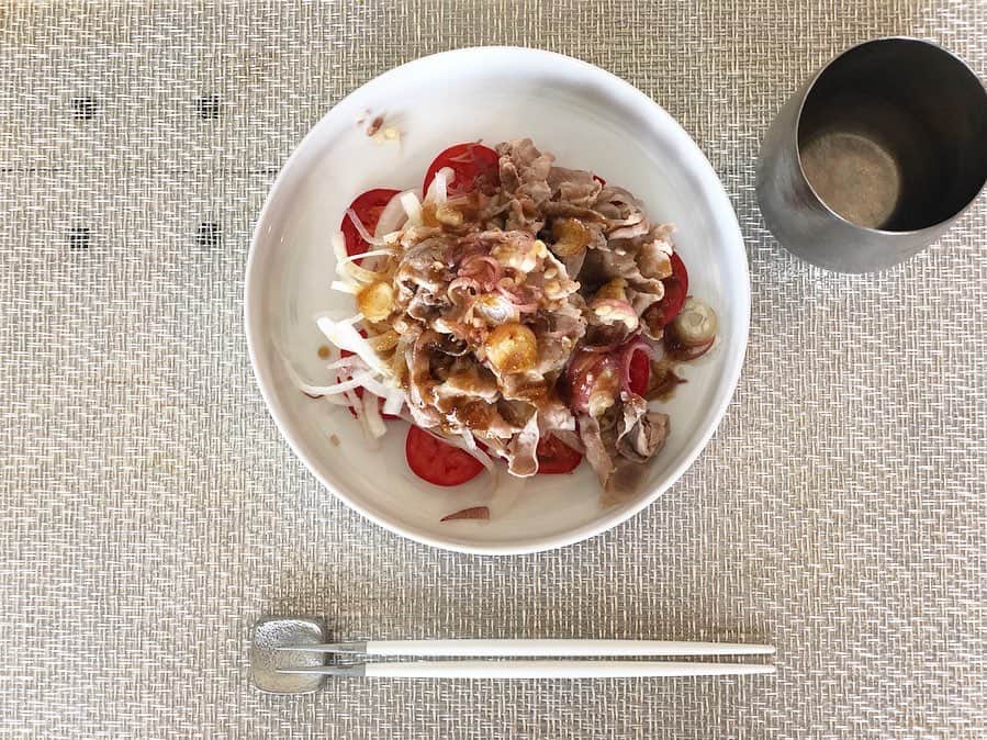 神崎恵さんのインスタグラム写真 - (神崎恵Instagram)「朝ごはんとか夜ご飯とか。  朝は冷蔵庫にあるもので作るのがなんとなくのお決まり。目の前のお題にあれこれ頭をはたらかせる感じで、なかなか楽しい時間。 クスクスは、オリーブオイルであえてから熱湯を加え混ぜてラップをして蒸して戻す。 お料理って、美味しさのために、いろいろな工夫があったり、したり、奥深い。 メイクやお料理、人に勉強。苦手なものや面倒なものも興味をもつと面白くなる。 4枚目のアイスクリーム🍨 ハーゲンダッツにキャラメルをかけて。幸せの味〜😍 BIOのキャラメルは @asobukoyuko ちゃんからの🎁 #FLORIAN はグラースで購入。 アイスクリーム専用のスプーンは、以前SUQQUさんにいただいたもの🥄めちゃくちゃ冷たくなるスプーン。アイスクリームがとけないの！ 今夜はまだお仕事があるけれど、みんなの食事が終わるとほっとする。 ごちそうさまでした！ あともう少し、がんばるよ♡ #おうちごはん」10月8日 20時06分 - megumi_kanzaki