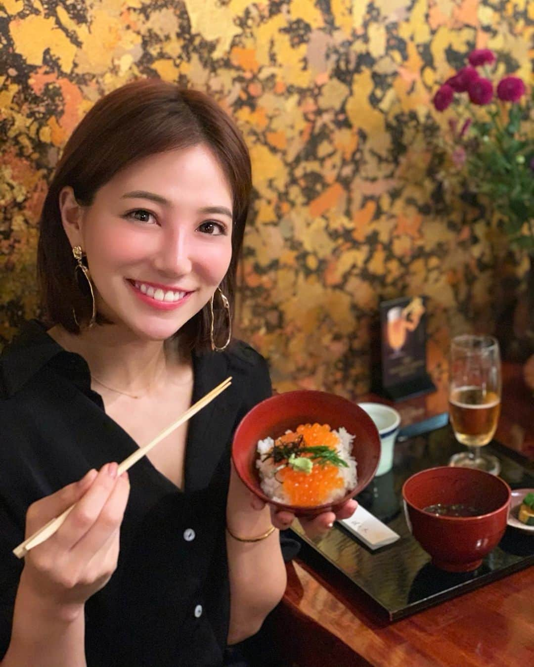 石井里奈さんのインスタグラム写真 - (石井里奈Instagram)「こんばんは😋❤️ . 今夜は久々の里奈ログ＠銀座編✨ . ずっと憧れだった銀座の割烹料理🍱 . ちょっと背伸びして、大人の隠れ家な割烹料理やさんの佐々木さんへ行ってきました🚶‍♀️💕 . 秋は旬なものがたくさんあって食べたいもの沢山あったけど、ここで全て食べることができました🥺💕✨ . 佐々木さんは名物料理が本当多くて いぶりがっこののポテサラ、はまぐり・いか飯の天ぷら、しゅうまいなどなど どれも口コミ通り最高においしくてビールもすすむ🍺💕 . 今回のメインだった甘鯛の若狭焼きは箸を通した瞬間にサクっと音がして、鱗のサクサク感としっとり脂ののった甘鯛が最高🐟💕 . 〆のいくら丼もデザートのトマトもぜーんぶ美味しくて幸せなディナータイムになりました❤️✨ （幸せの瞬間を笑顔三連発漫画風にしてみたよ笑） . 何より、店主の佐々木さんがとっても素敵な方で、慣れてないひよっこの私でも、暖かく迎えていただいて、丁寧に御料理も説明いただけたので、銀座割烹というとちょっと緊張してた私も終始リラックスして楽しむことができました☺️💕 . 銀座で長年料理をされているのも料理がおいしいのはもちろんですが、そうゆう分け隔てなく暖かく対応してくだる素敵な人柄が人気の理由なのかなと思いました🥺💕また行きたくなるもんね🥺 . あー本当においしかった💕 またお仕事がんばって食べに行きたいです（深夜2時まであいてるみたい笑） . 今日もお疲れ様でした❤️ . #りなまるグルメ #和食 #銀座グルメ #銀座ディナー #銀座割烹 #japanesefood #japan #ginza #pr #佐々木 #食欲の秋 #旬 #蟹 #土瓶蒸し #松茸 #東京カレンダー #カウンター #銀座デート #大人 #ビール #ビール女子 #幸せ #笑顔 #happy #beer #dinner #グルメ #グルメ女子 #銀座佐々木　#relapo」10月8日 20時07分 - ri7tin1025