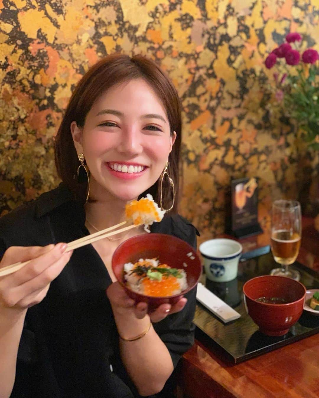 石井里奈さんのインスタグラム写真 - (石井里奈Instagram)「こんばんは😋❤️ . 今夜は久々の里奈ログ＠銀座編✨ . ずっと憧れだった銀座の割烹料理🍱 . ちょっと背伸びして、大人の隠れ家な割烹料理やさんの佐々木さんへ行ってきました🚶‍♀️💕 . 秋は旬なものがたくさんあって食べたいもの沢山あったけど、ここで全て食べることができました🥺💕✨ . 佐々木さんは名物料理が本当多くて いぶりがっこののポテサラ、はまぐり・いか飯の天ぷら、しゅうまいなどなど どれも口コミ通り最高においしくてビールもすすむ🍺💕 . 今回のメインだった甘鯛の若狭焼きは箸を通した瞬間にサクっと音がして、鱗のサクサク感としっとり脂ののった甘鯛が最高🐟💕 . 〆のいくら丼もデザートのトマトもぜーんぶ美味しくて幸せなディナータイムになりました❤️✨ （幸せの瞬間を笑顔三連発漫画風にしてみたよ笑） . 何より、店主の佐々木さんがとっても素敵な方で、慣れてないひよっこの私でも、暖かく迎えていただいて、丁寧に御料理も説明いただけたので、銀座割烹というとちょっと緊張してた私も終始リラックスして楽しむことができました☺️💕 . 銀座で長年料理をされているのも料理がおいしいのはもちろんですが、そうゆう分け隔てなく暖かく対応してくだる素敵な人柄が人気の理由なのかなと思いました🥺💕また行きたくなるもんね🥺 . あー本当においしかった💕 またお仕事がんばって食べに行きたいです（深夜2時まであいてるみたい笑） . 今日もお疲れ様でした❤️ . #りなまるグルメ #和食 #銀座グルメ #銀座ディナー #銀座割烹 #japanesefood #japan #ginza #pr #佐々木 #食欲の秋 #旬 #蟹 #土瓶蒸し #松茸 #東京カレンダー #カウンター #銀座デート #大人 #ビール #ビール女子 #幸せ #笑顔 #happy #beer #dinner #グルメ #グルメ女子 #銀座佐々木　#relapo」10月8日 20時07分 - ri7tin1025