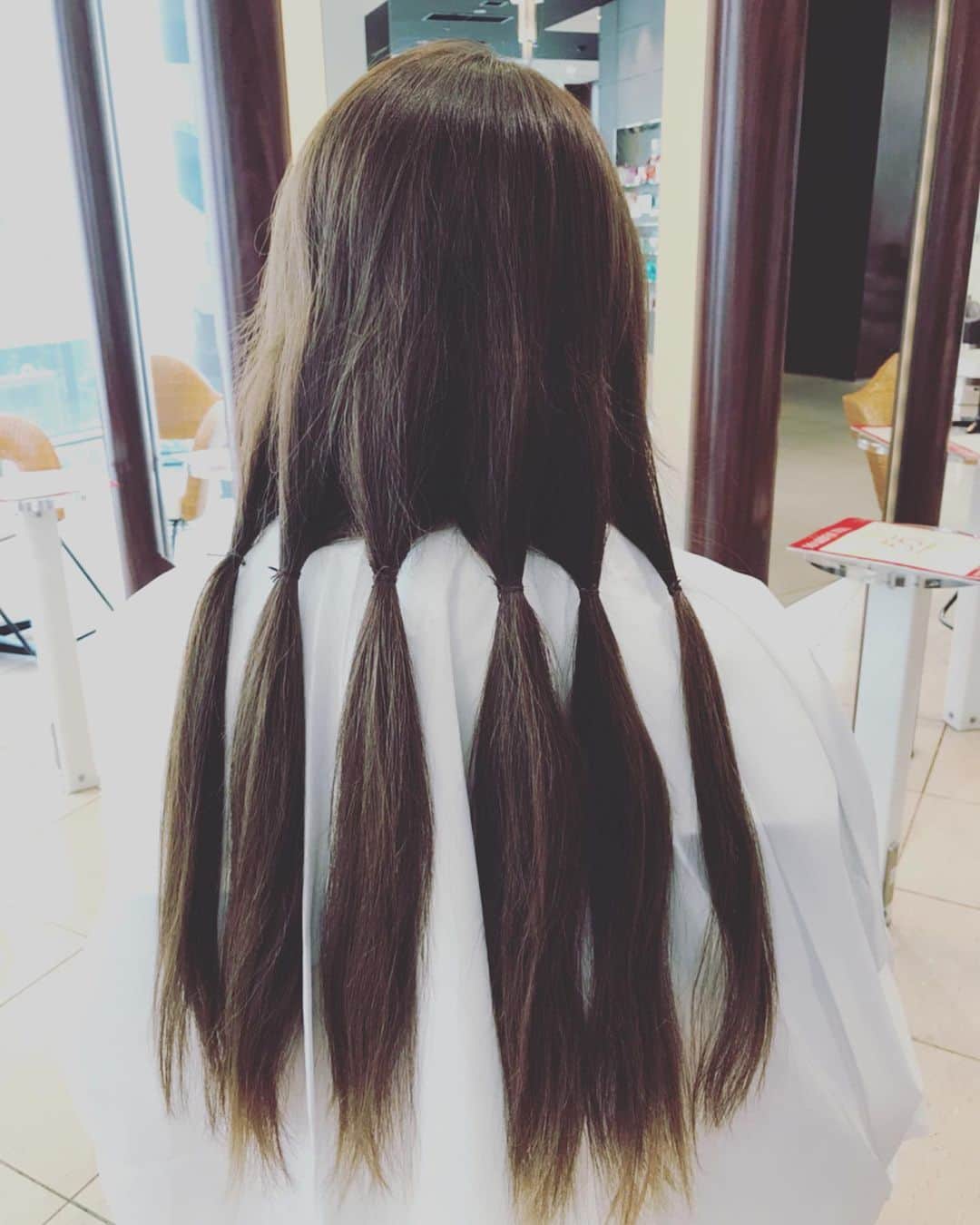 藤本麻子さんのインスタグラム写真 - (藤本麻子Instagram)「✨✨✨✨✨✨✨ ヘアドネーションで髪の毛を寄付するため、 髪を３年近く伸ばしてたんですけど、 やっとやっと寄付する事ができました💇‍♀️💈 . 美容室TAYAスタッフさん、 雅さんにも協力してもらい、 １人でも多くの方が笑顔になれますようにと 願いを込めながら伸ばし、 ヘアドネーションしました✨✨✨ . . 長年付き合ってきた髪と バイバイするのも少しさみしい感じもしましたが、 別れがあれば出会いがある🙋🏼‍♀️✨✨✨ 私の髪は誰と出会うんじゃろ〜😍？ . . . #ヘアドネーション#美容室#TAYA#大川雅之」10月8日 20時03分 - aako528