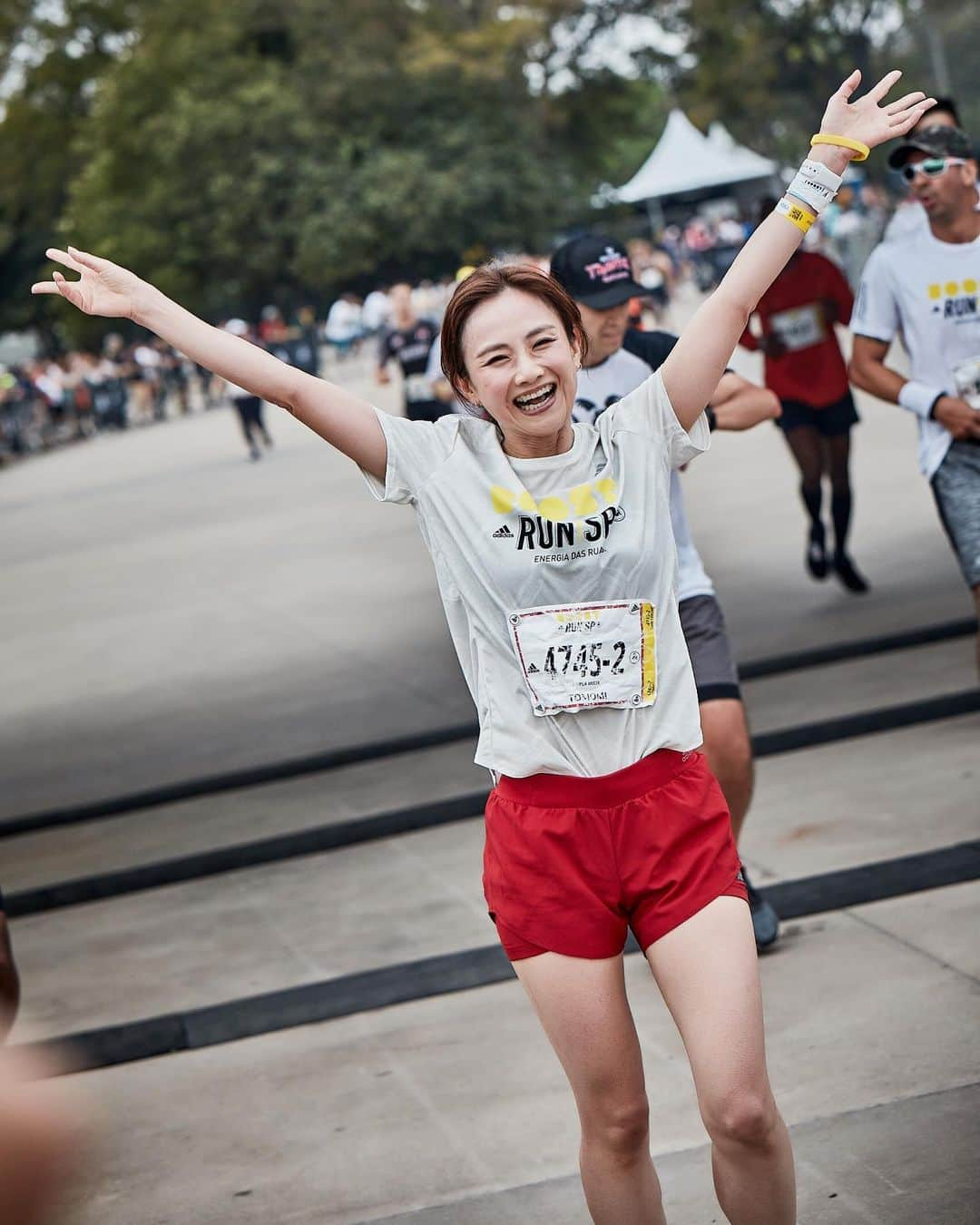 湯田友美さんのインスタグラム写真 - (湯田友美Instagram)「#boostrunsp 🇧🇷 Had a wonderful moment with #adidasrunners from all over the world🌎Thank you so much for your hospitality, AR São Paulo🇧🇷🥰 ・ ただいま🥺🇧🇷 ブラジルで、5k＋10k＋1kのレースを走ってきました！ 私は、Doubleの部。チリの子が5k、続いて私が10k走りました🔥めちゃくちゃ盛り上がる大会😊 たくさんの #adidasrunners のメンバーが参加していて最高に楽しかった🤩✌️ ランニング、やめられないな🖤 ・ #adidasrunners #adidasrunnerstokyo #adidasrunnerssp #10k #5k #ブラジル #サンパウロ #レース #ブラジル旅 #サンパウロ旅 #旅 #旅好き #ランニング #海外レース #時差ボケやばい」10月8日 20時15分 - yudatomomi