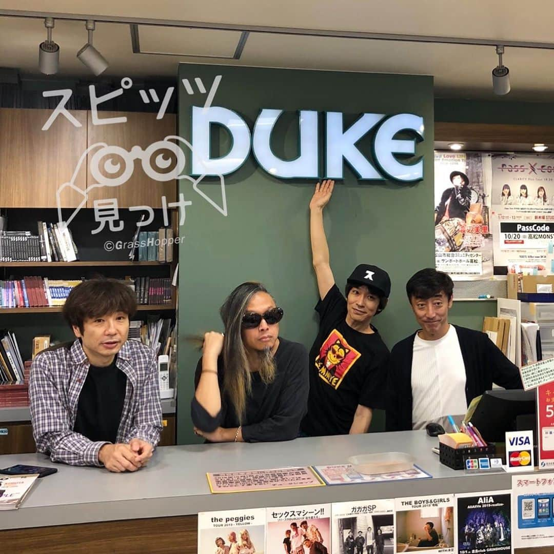 スピッツさんのインスタグラム写真 - (スピッツInstagram)「100投稿め☺︎ てことで、少し写真多め。 DUKEでも見っけしてきました。 . 明日はアルバム『見っけ』発売日。 お店でスピッツの足跡見っけてみてくださいね👀✨ . #spitz #スピッツ #スピッツ見っけ #見っけ #優しいあの子 #ありがとさん #四国 #香川 #高松 #ラジオ」10月8日 20時19分 - spitz__1987