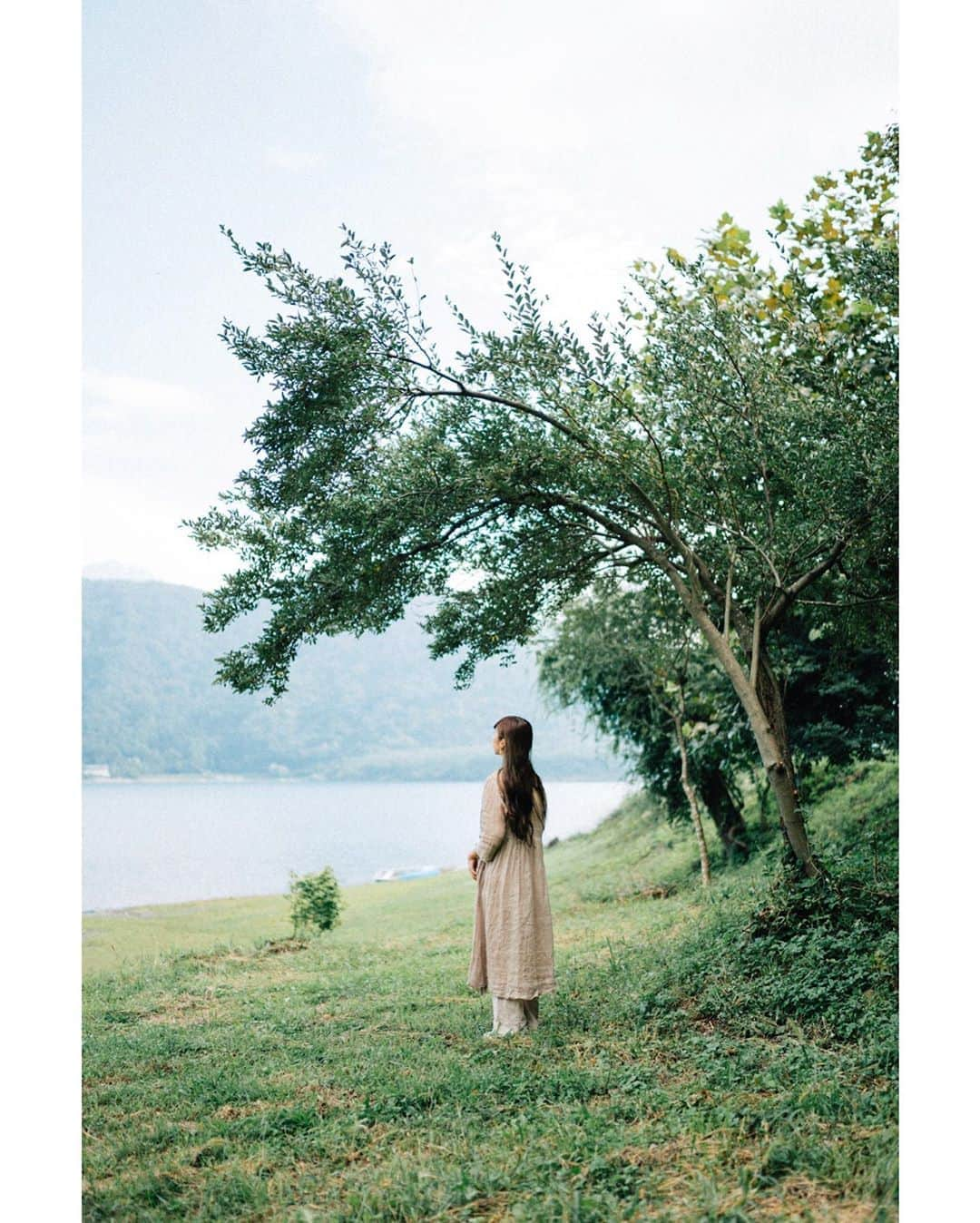 GENTAのインスタグラム：「at the lakeside🌿 #distagon ㅤ 販売中のオリジナルLightroomプリセットをiPhoneやAndroidのモバイル版Lightroomで使う方法を解説したページへのリンクをプリセット販売ページに追加したので、プロフィールのリンクからご覧ください☺︎」