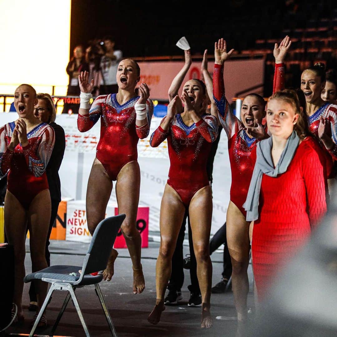 リーケ・ウェイファースさんのインスタグラム写真 - (リーケ・ウェイファースInstagram)「Ready for the Team Final | Let's do this girls! ✨  #stuttgart2019 #dutchgymnastics #team #worldchampionship」10月8日 20時32分 - liekewevers