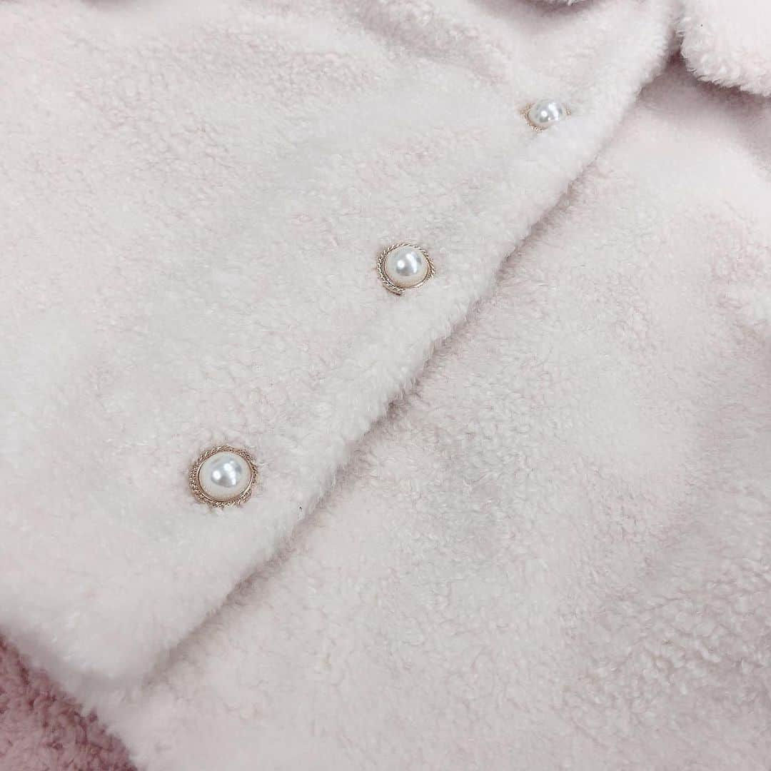 Ank Rougeさんのインスタグラム写真 - (Ank RougeInstagram)「. 【Press】 . 2019 AW Girly Collection Vol.4 『My favorite things』 . 公式通販サイトAilandにて公開中のAWコレクションから掲載itemをご紹介🥀 . . モコモコのボア生地とヴィンテージライクなボタンがポイント🎀 . ショートボアジャケット ¥12,000＋tax off-white/pink/beige . Ank Rouge全店舗 公式通販サイトAiland販売中♡ . . #ankrouge」10月8日 20時33分 - ankrouge_official