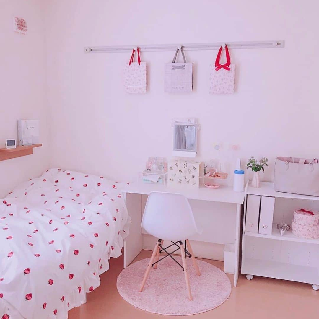 MAISON ABLE CLUBさんのインスタグラム写真 - (MAISON ABLE CLUBInstagram)「. 白いお部屋にかわいいアクセント🍓 . . Special Thanks❤︎ @calpi_m . . . #メゾンと私  #maison_interior . . #ひとりぐらし #ひとり暮らし #一人暮らし #一人暮らしインテリア #一人暮らし女子 #一人暮らし部屋 #模様替え #部屋作り #ベッドルーム #bedroom #賃貸インテリア #賃貸暮らし #ホワイトインテリア #whiteinterior #ドレッサー #部屋 #お部屋 #お部屋公開 #マイルーム #myroom #room #インテリア #インテリア雑貨 #interior #interiordesign #インテリア好きな人と繋がりたい #素敵女子 #おしゃれさんと繋がりたい」10月8日 20時30分 - maisonableofficial