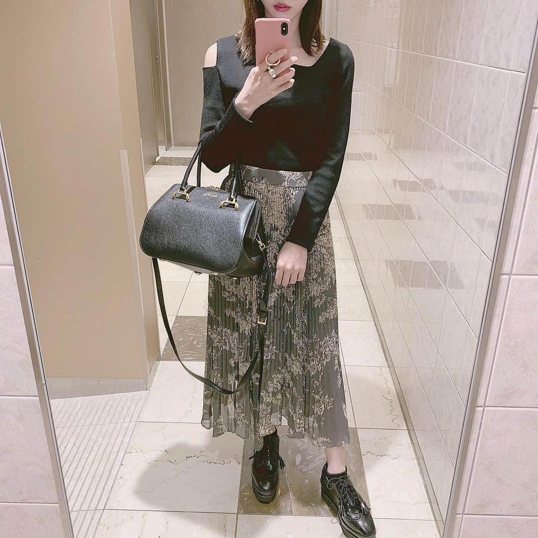 Yukiさんのインスタグラム写真 - (YukiInstagram)「私服 🤳🏻 ㅤㅤㅤㅤㅤㅤㅤㅤㅤㅤㅤㅤㅤ トップスはアシメネックのニット。 肩が少し見えるデザイン 🙈 スカートと合わせて甘辛コーデ ♡ 今年は背中や鎖骨…部分開きをよく見かける。 スカートは外で撮った方が絶対可愛い 🙊 ブルーなんだけど室内だと伝わらない…。 プリーツスカートは歩いてる時がふわっとして好き。 この日リップはシャネル 💄 ルージュココフラッシュのNo96 👄 ㅤㅤㅤㅤㅤㅤㅤㅤㅤㅤㅤㅤㅤ tops @mercuryduo_com  skirt @snidel_official  bag , ring @miumiu  ㅤㅤㅤㅤㅤㅤㅤㅤㅤㅤㅤㅤㅤ #ootdfashion #mercuryduo #SNIDEL #miumiu #rugecocoflash #chanel #chanellipstick #今日のコーデ #秋コーデ #アシメネック #スナイデル #マーキュリーデュオ #ミュウミュウ」10月8日 20時42分 - yukii061