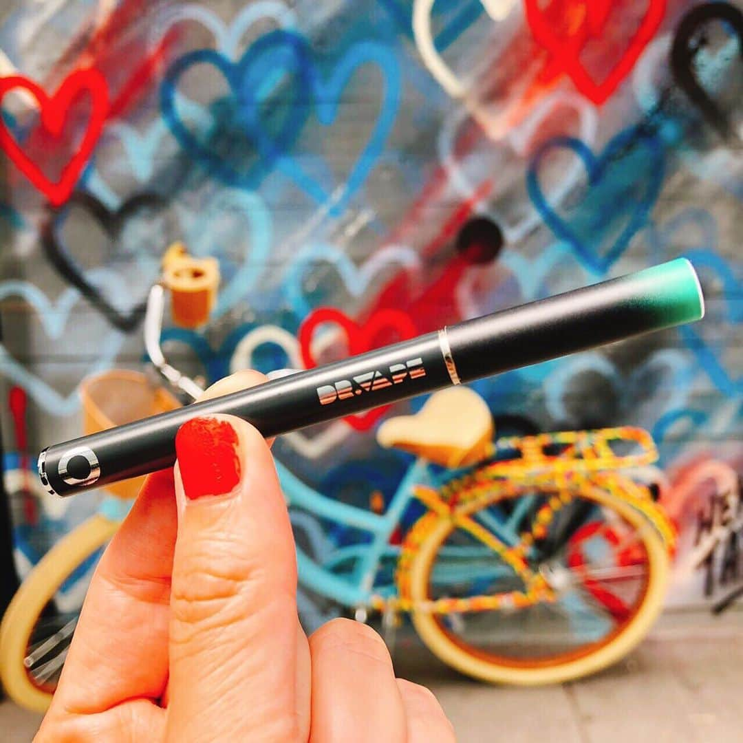 DR.VAPEさんのインスタグラム写真 - (DR.VAPEInstagram)「至る所にアートが溢れているNY🇺🇸 Dr.vapeもお洒落なNYで、loveを探しているのかな？❤️ * * #DRVAPE#VAPE#NewYork#NYC#USA#America#travelgram#traveltotheworld#instagood#travel#ドクターベープ#べイプ#ニューヨーク#アメリカ#思い出#旅行#タビジョ#世界旅行#健康#旅好きな人と繋がりたい#禁煙#禁煙グッズ#タバコ#禁煙したい#旅好き#アメリカ旅行」10月8日 20時34分 - dr.vape_official