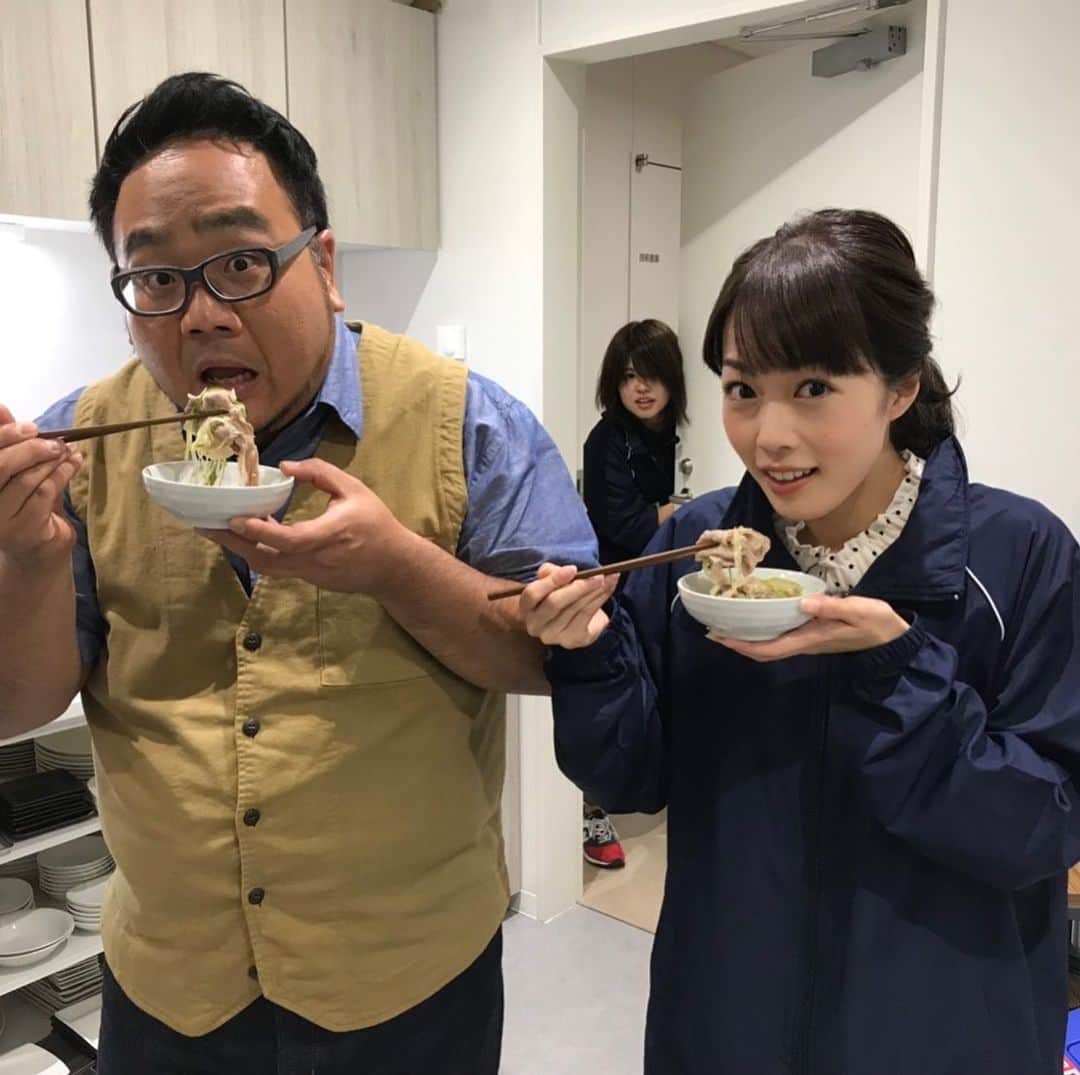 高橋春花のインスタグラム：「4時台に紹介した鍋が美味しくて！ まだ残ってないかな〜と 放送終わりに調理室に忍びこむ、の図（笑） あ！今夜はおにぎりの放送です！！ お見逃しなく😆 #炊き鍋 #河野真也 #高橋春花 #覗くAD #かみちゃん #イチオシ#HTB」