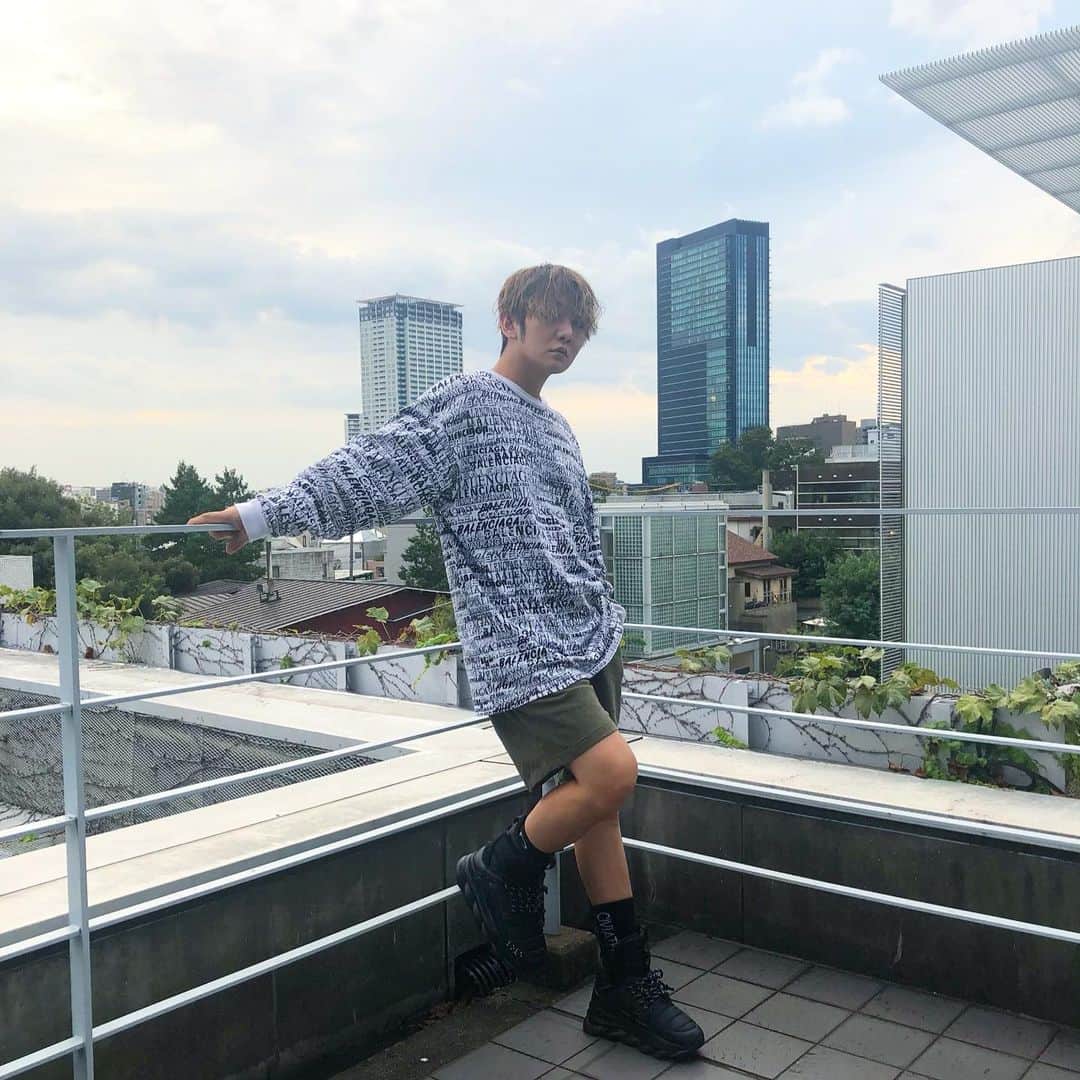 ミッチーのインスタグラム：「風が冷たくなってきたねぇ 風邪が流行ってきてるみたいだからみんな気をつけようね！ 本日からマスクマンみちおでした  TOPS: @balenciaga  PANTS: @mirror9official SOCKS: @civiatelier SHOES: @versace」