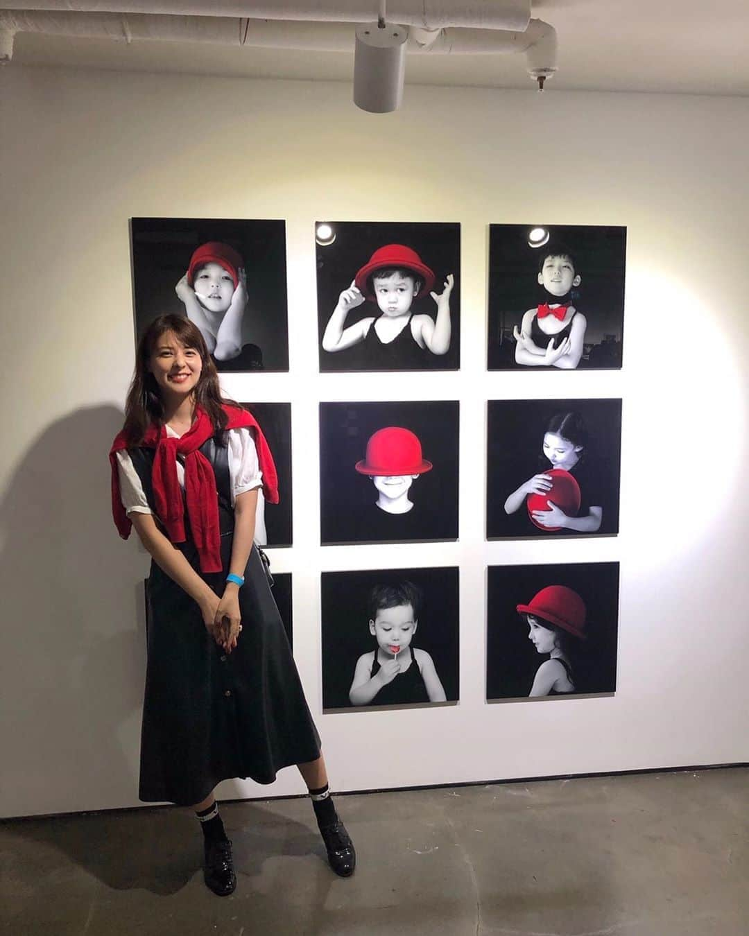 藤井美菜さんのインスタグラム写真 - (藤井美菜Instagram)「. 友達に誘われて写真展に行ったら、偶然服装がシンクロした日😂 친구가 가자고 해줘서 사진전에 갔더니 우연히 옷이 비슷했던 날😂 My clothes accidentally similar to them in the pictures😂 #写真展#写真#美菜私服#사진전#문화생활#사진#photo#ootd#fashion#black#white#red」10月8日 20時39分 - fujii_mina_0715