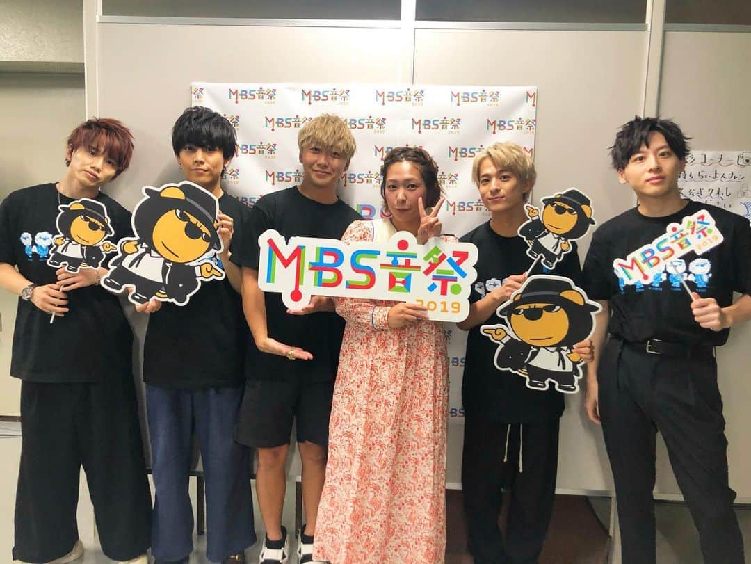 近藤夏子さんのインスタグラム写真 - (近藤夏子Instagram)「✨MBS音祭2019✨ 日向坂46さんにDa-iCEさん❣️ はじめましての日向坂46さんには優しくダンス教えてもらって、最高に可愛かったです❤️ Da-iCEさんは何回目かなぁ？？結構インタビューさせてもらってて、キャラわかってきましたよ😄おもしろかった。笑笑 #mbs #mbs音祭2019 #日向坂46 #daice #ドレミソラ #名曲です」10月8日 20時43分 - kondonatsuko