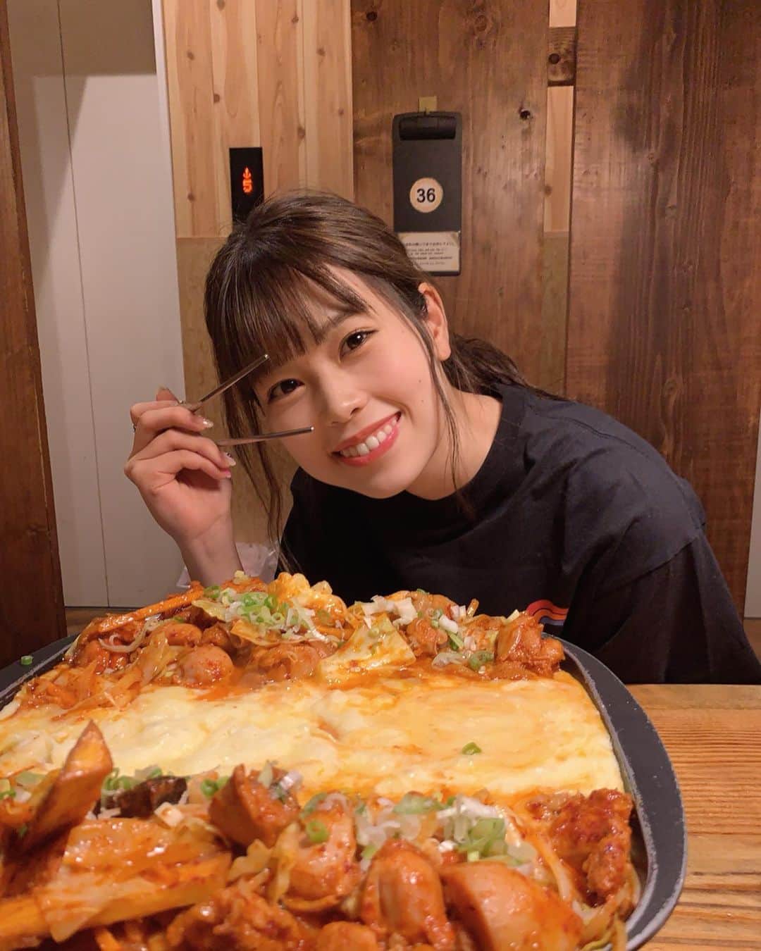 吉川七瀬さんのインスタグラム写真 - (吉川七瀬Instagram)「チーズダッカルビ🧀 この前親友ちゃんと2人で食べたけどちょーお腹いっぱいになりましたこれは確実に2人前の量ではない🥳 #新大久保 #韓国料理 #皆さんの推しは #なんですか」10月8日 20時46分 - yoshikawa_nanase
